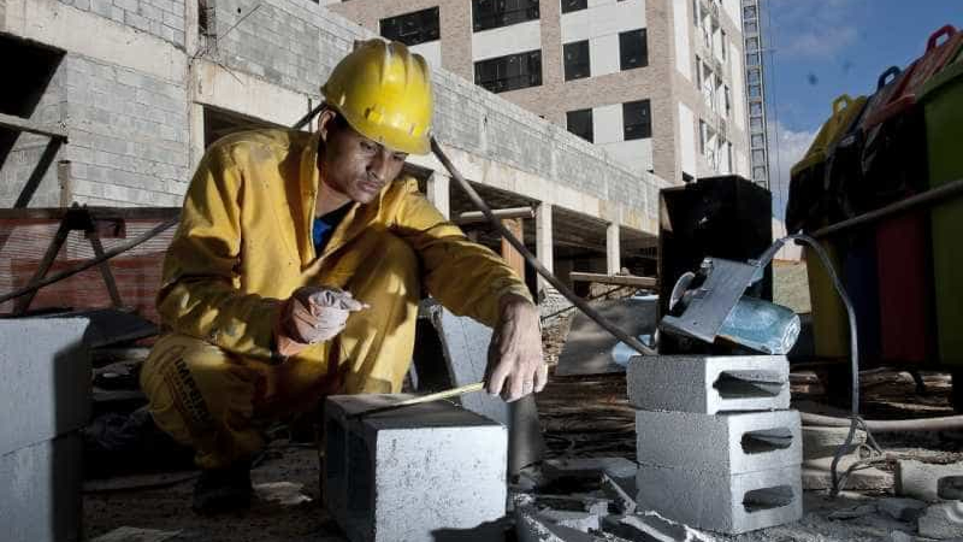 Construção civil cria quase 140 mil empregos no ano