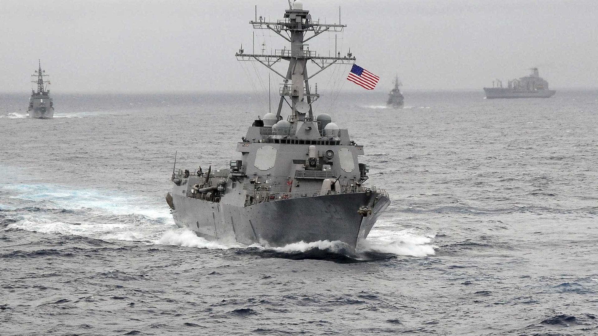Navio de guerra dos EUA se aproxima de ilhas reivindicadas pela China