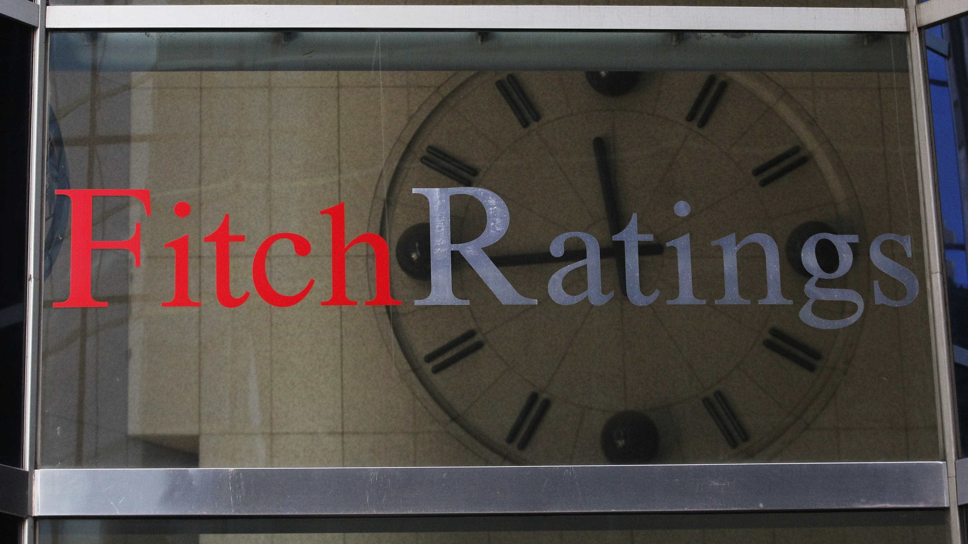 Fitch rebaixa ratings de companhias brasileiras após downgrade soberano