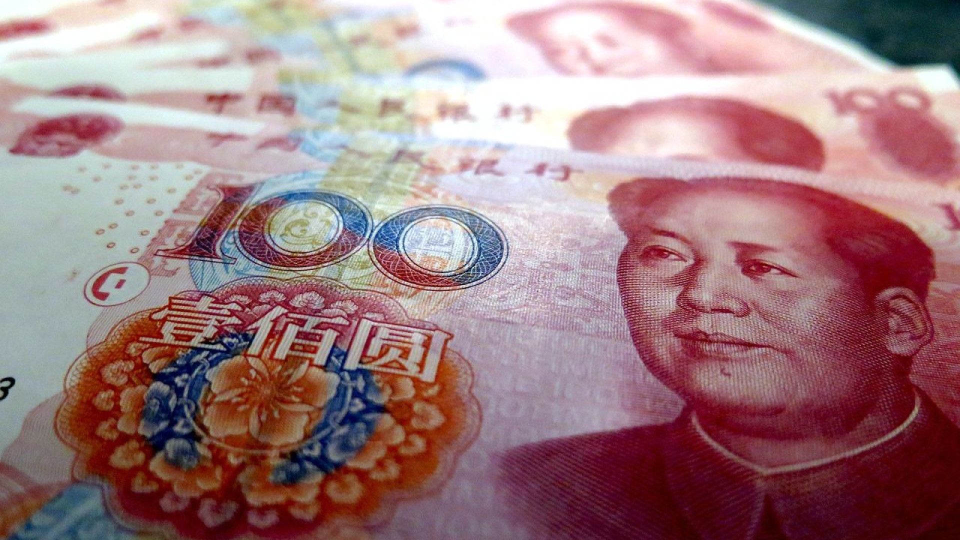 Na China, yuan fecha estável ante o dólar