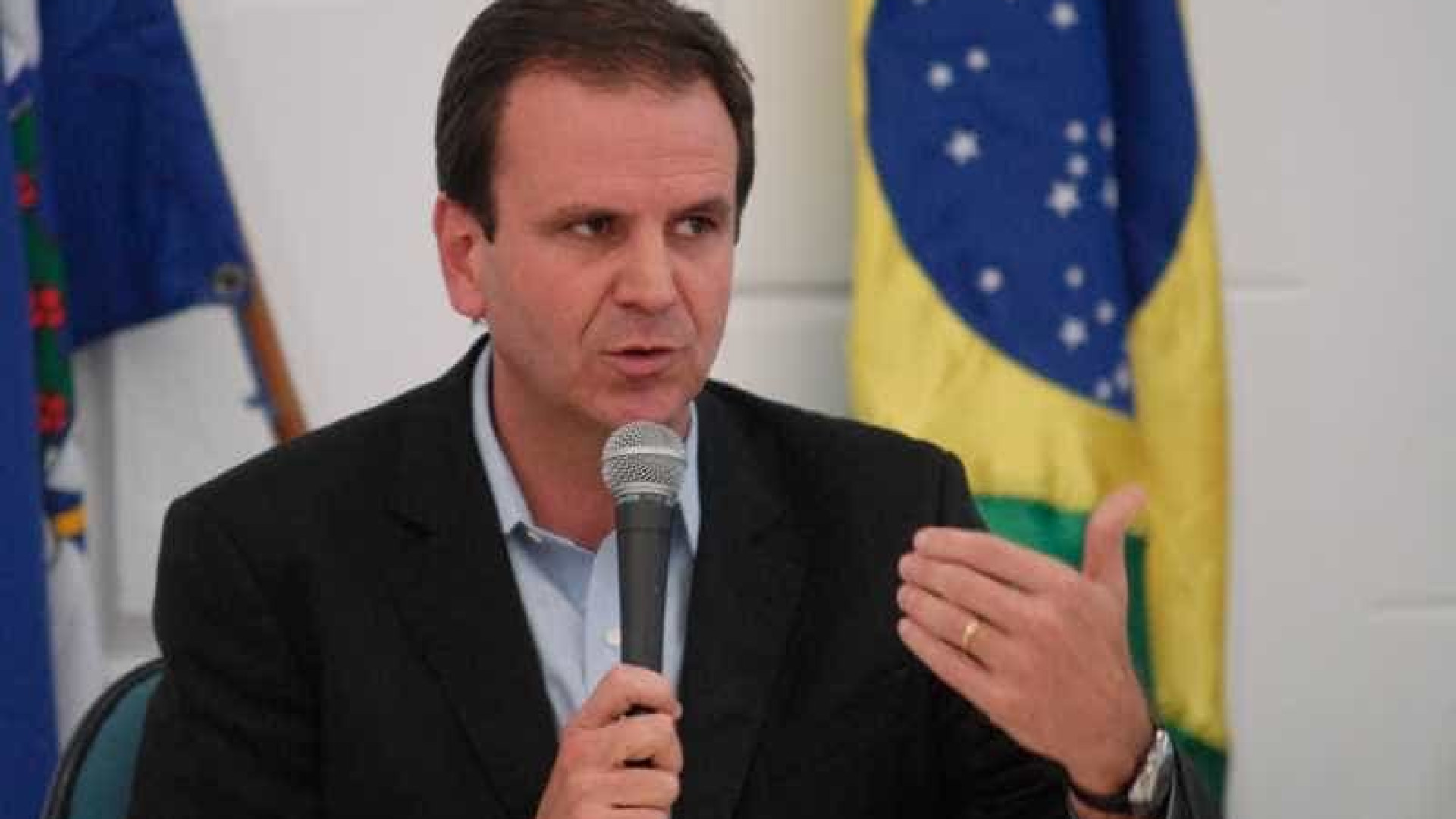 Prefeito do Rio suspenderá demissões se garis voltarem ao trabalho