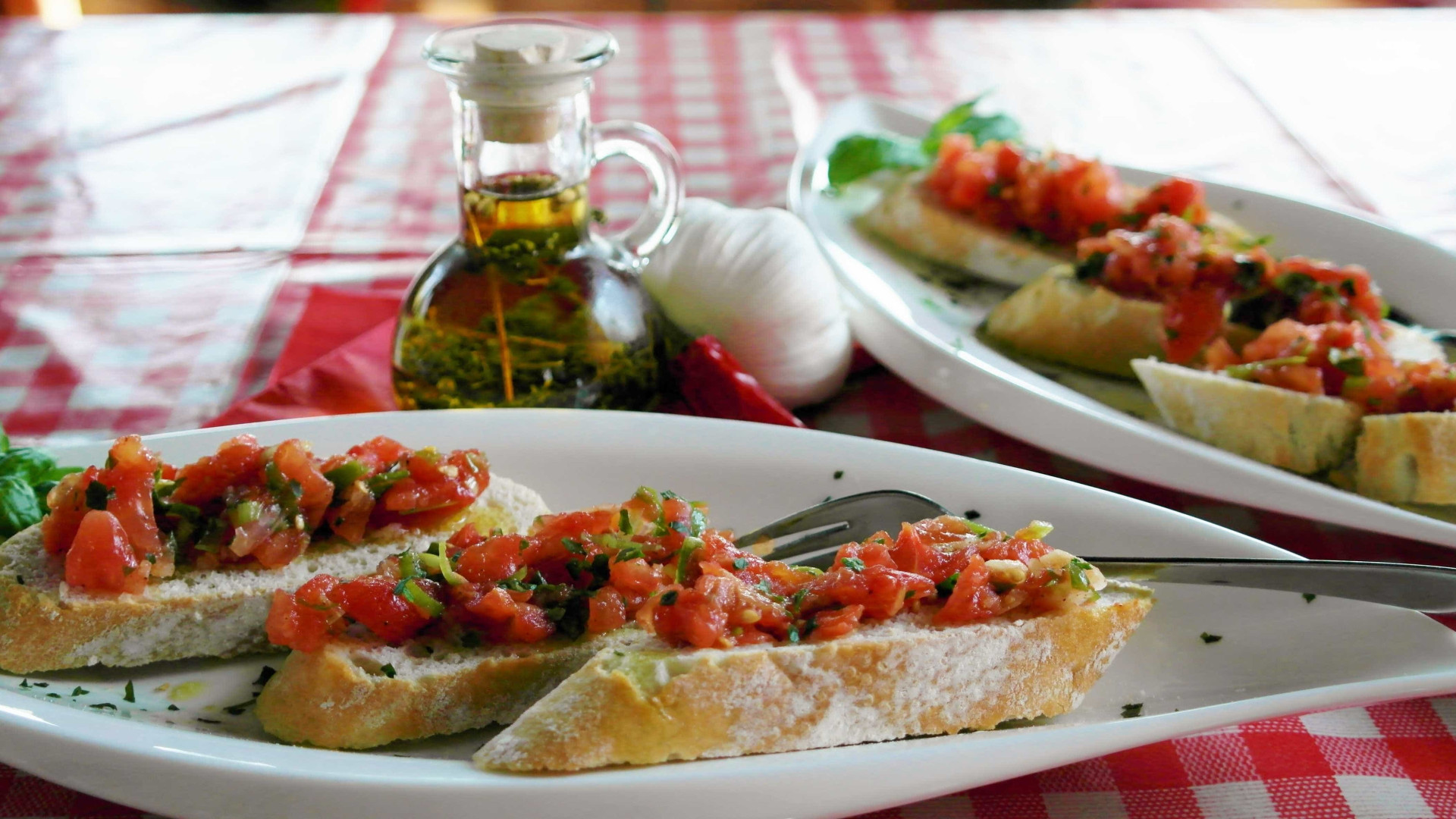 Uma entrada fácil e deliciosa: pão de mussarela, tomate e alho