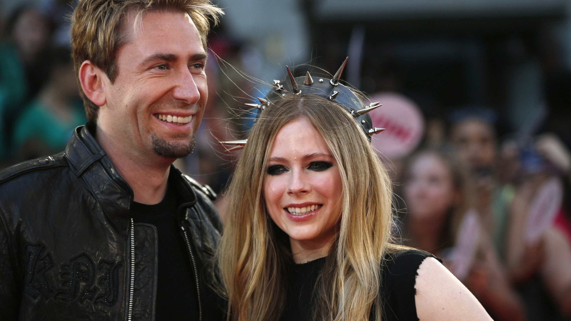 Avril Lavigne é vista passeando com ex-marido