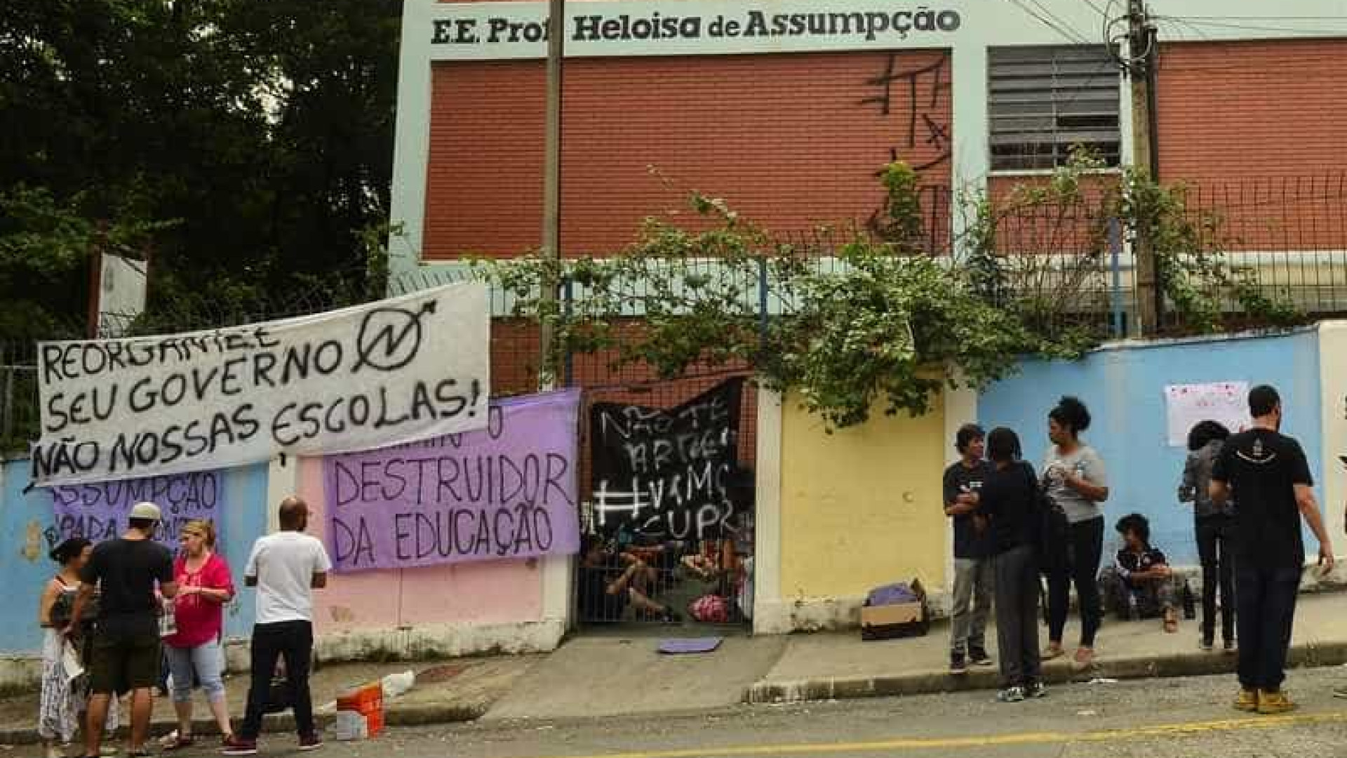 Manual inspirado em protesto do Chile orienta ocupação de escolas