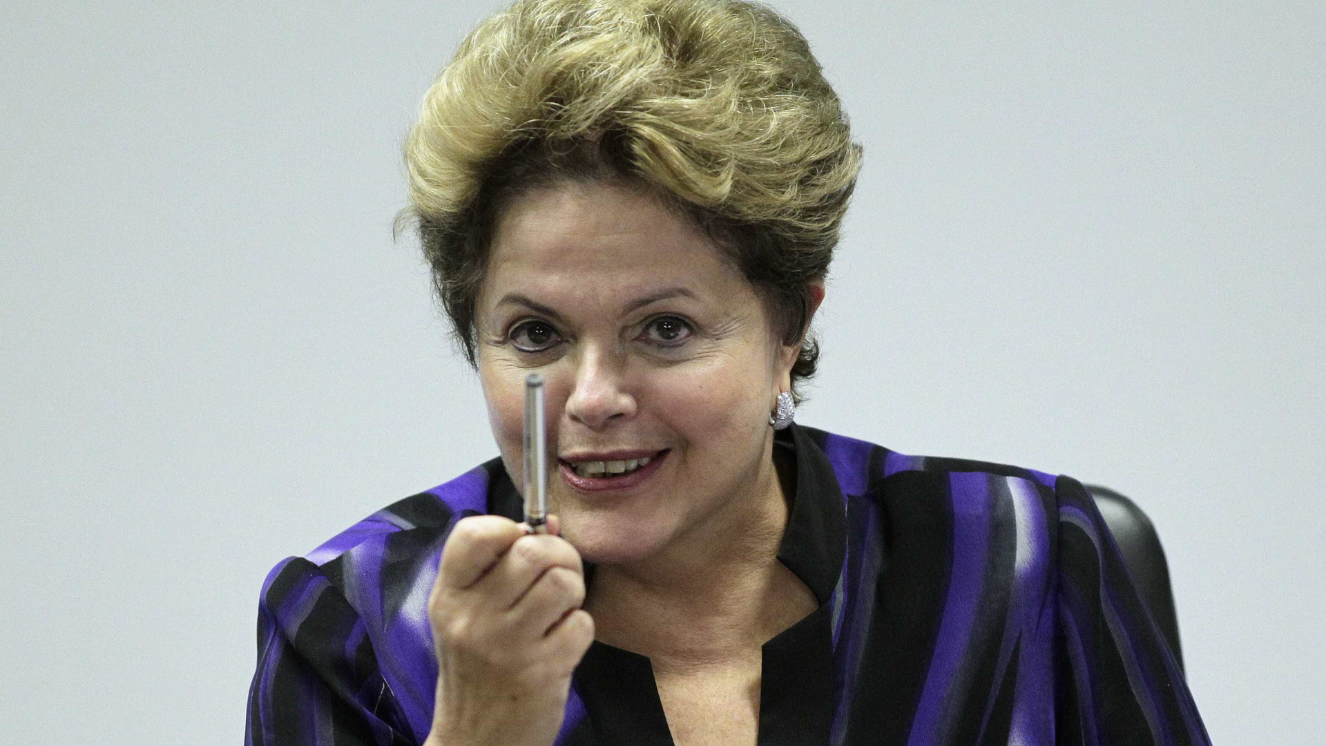 Dilma diz a jornalistas que "dorme bem 
à noite" e não vai renunciar