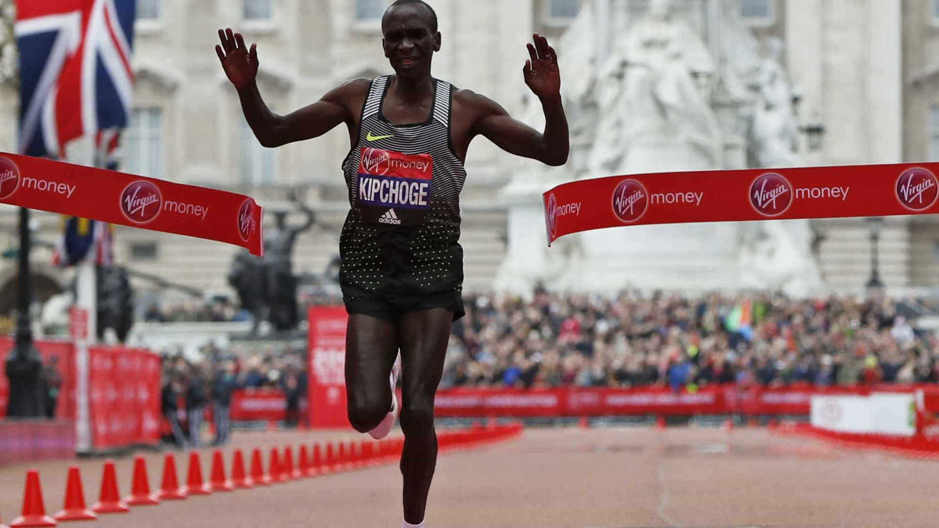 Queniano é bicampeão da Maratona de Londres, mas perde recorde por 8s