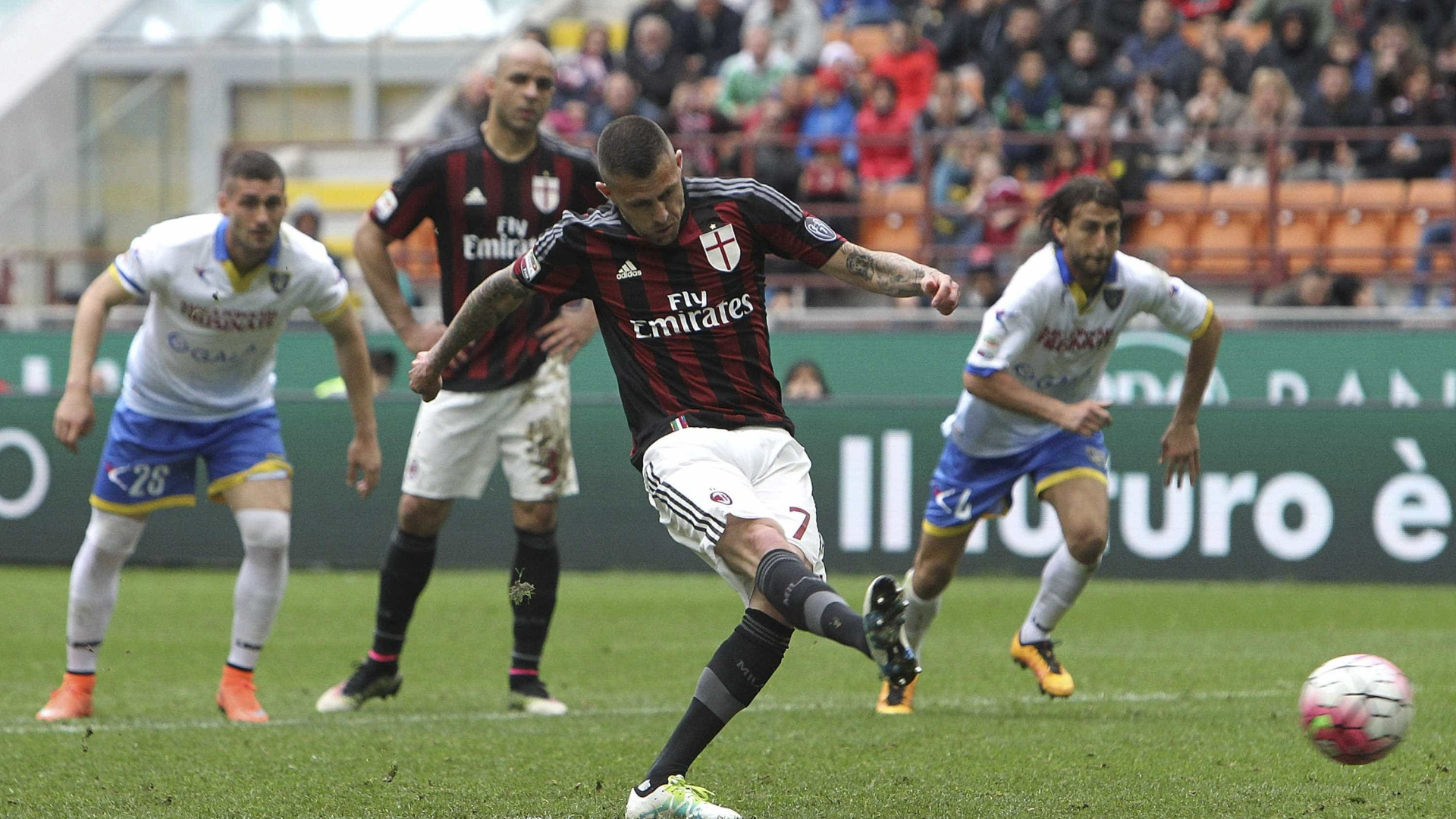 Com gol de pênalti nos acréscimos, Milan arranca empate no italiano