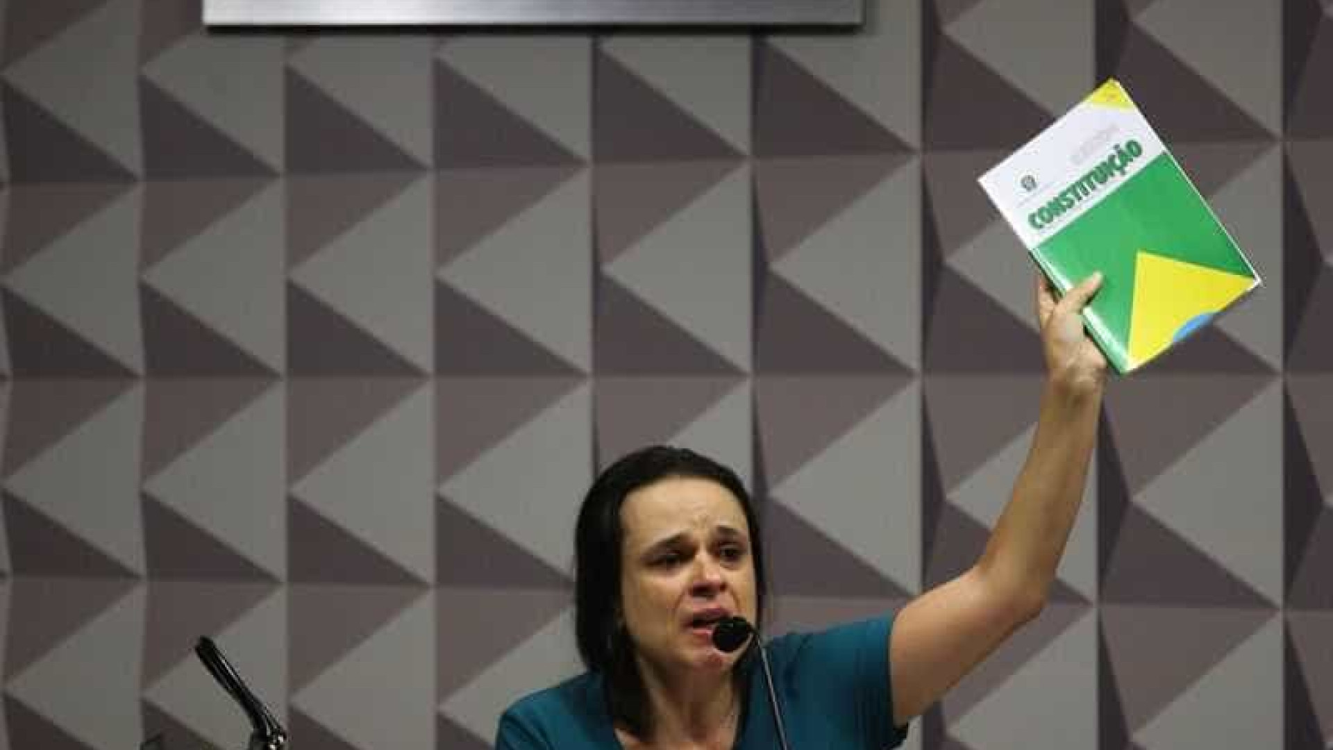 Advogada diz que PSDB pagou R$ 45 mil 
pelo parecer do impeachment