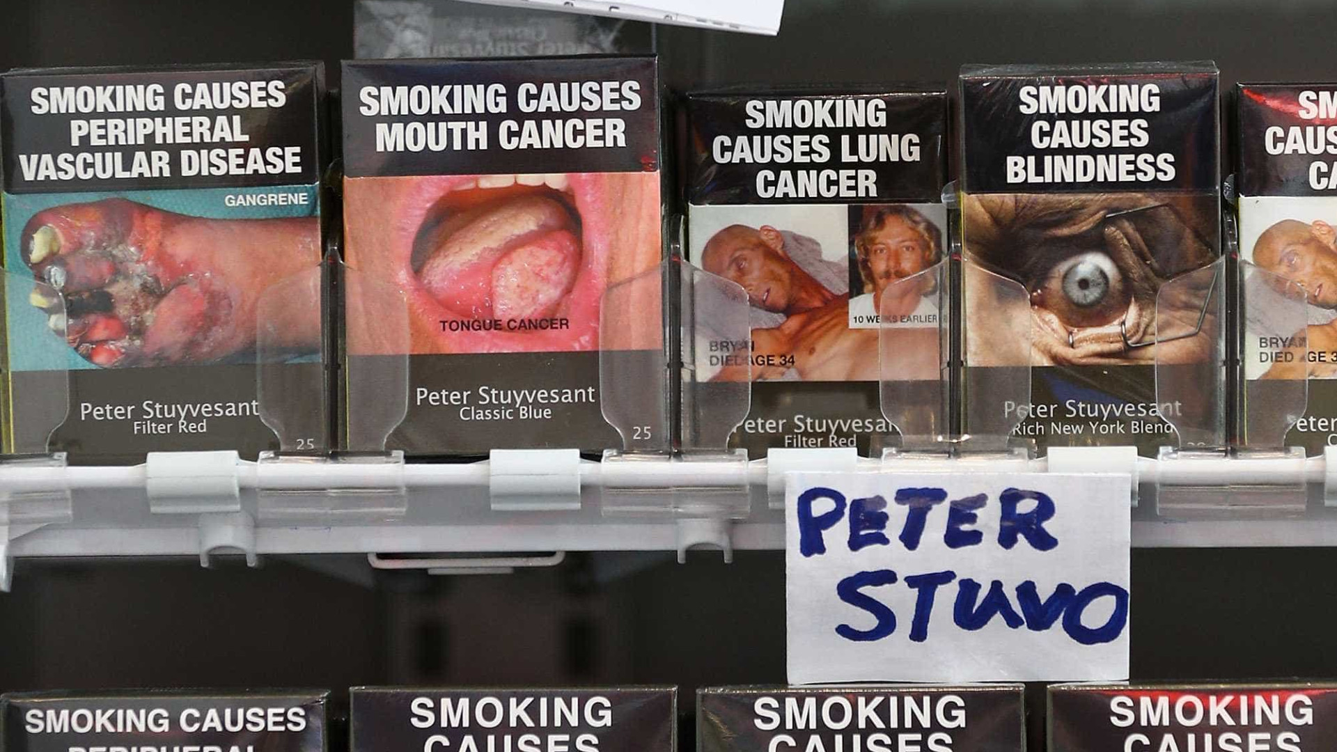Ministro não quer adotar embalagem padrão de 
maços de cigarro no Brasil