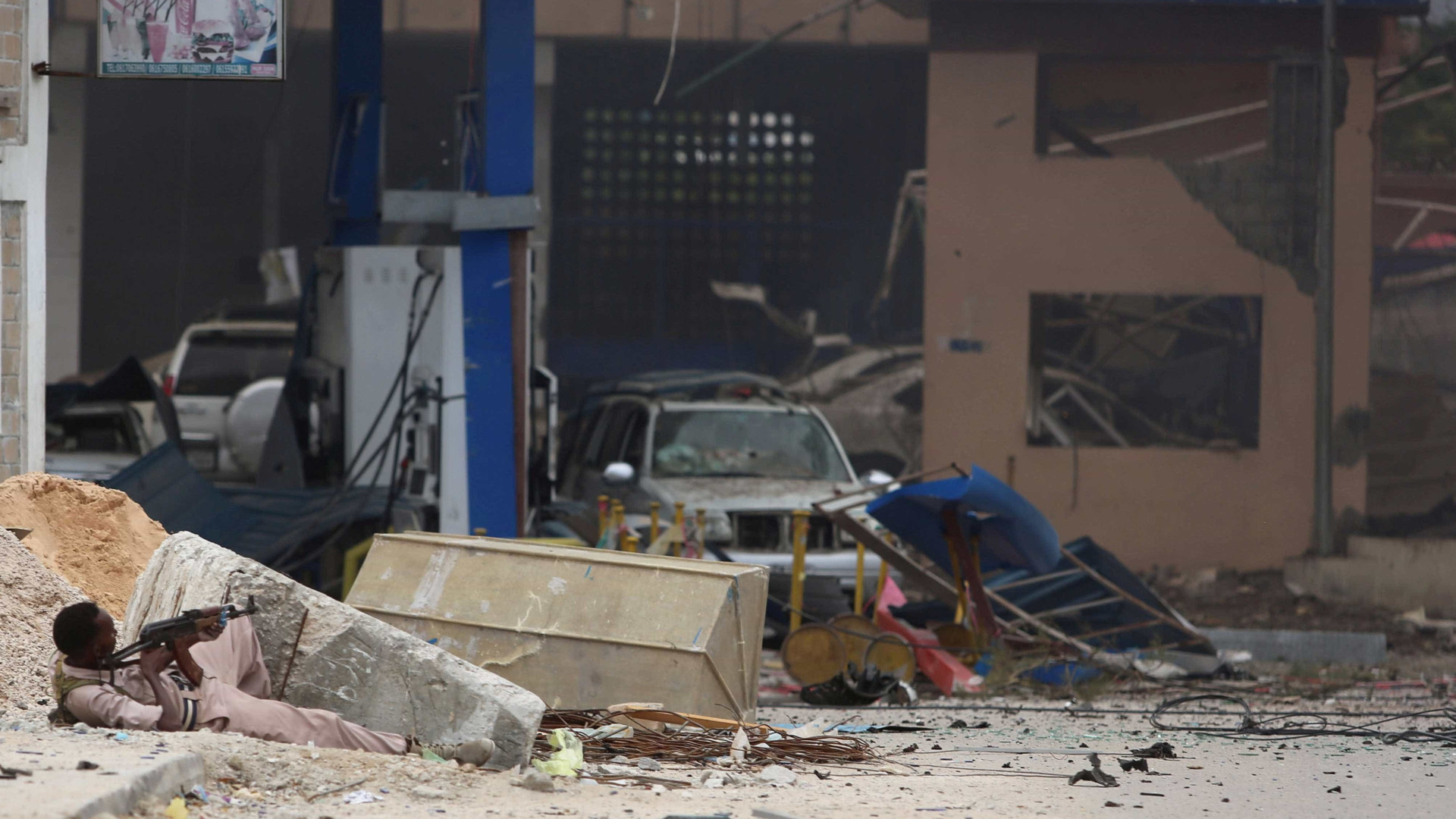 Ataque com carro-bomba a hotel na Somália 
deixa ao menos 35 mortos