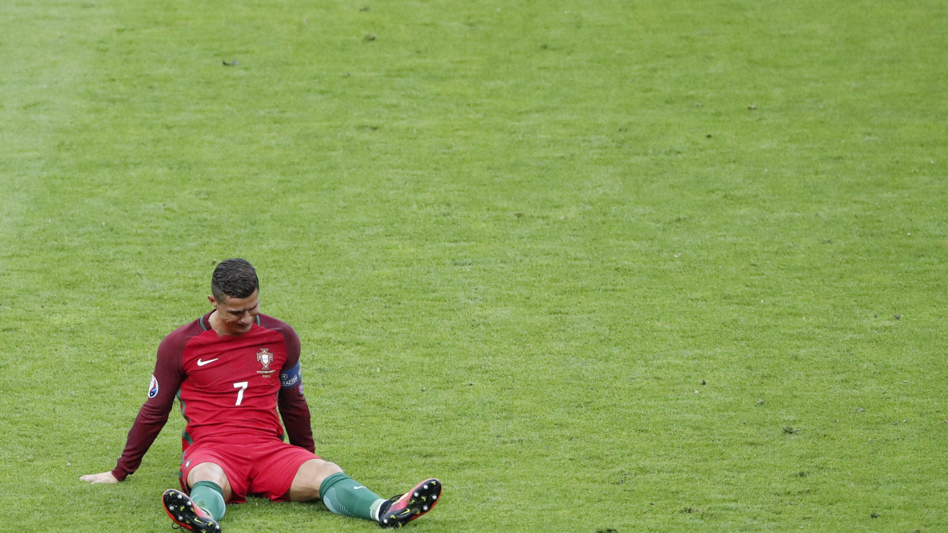 Cristiano Ronaldo deixa 
o campo machucado após pancada
