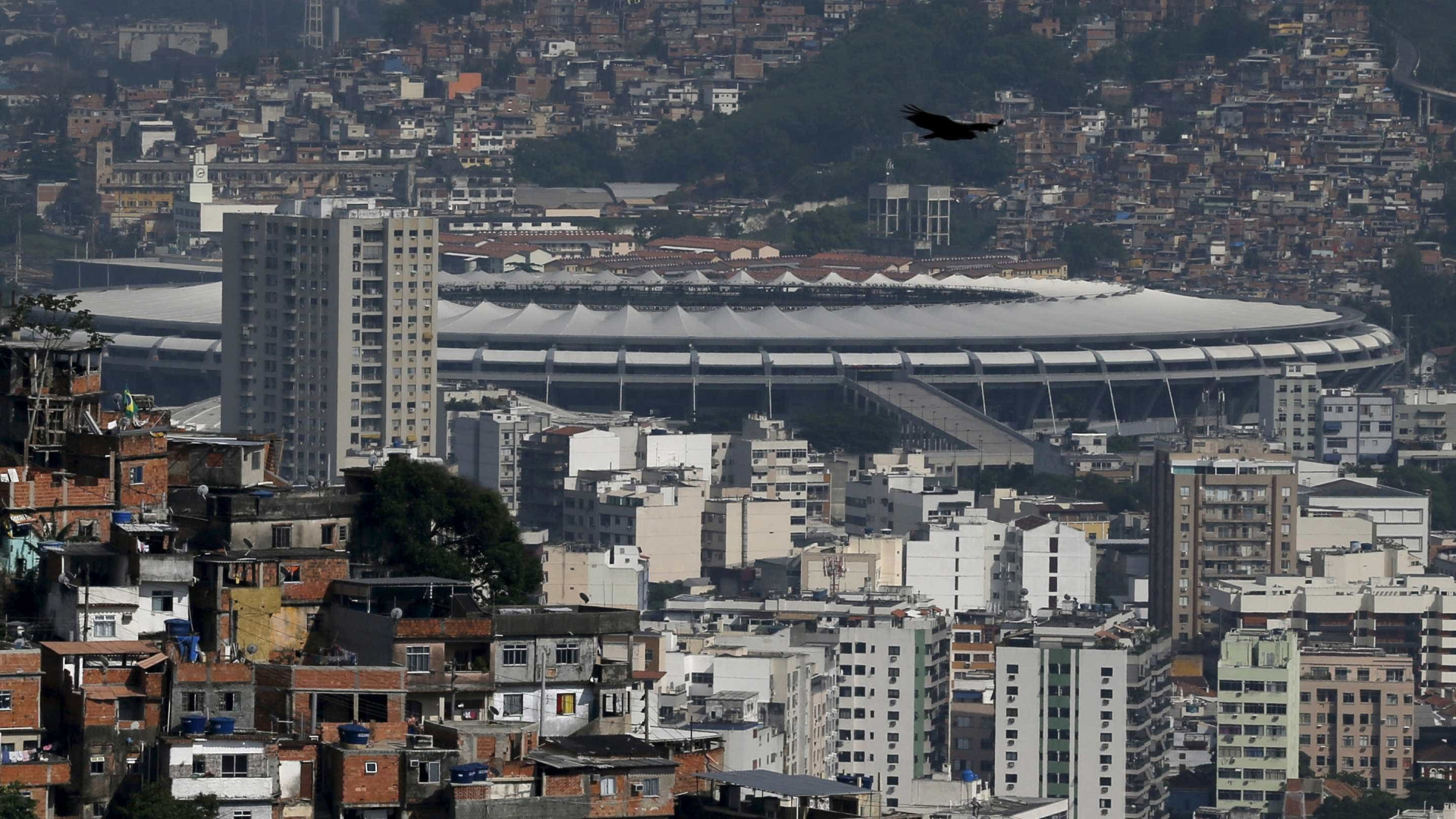 Suspeita de bomba interdita via no entorno do 
Maracanã, no Rio
