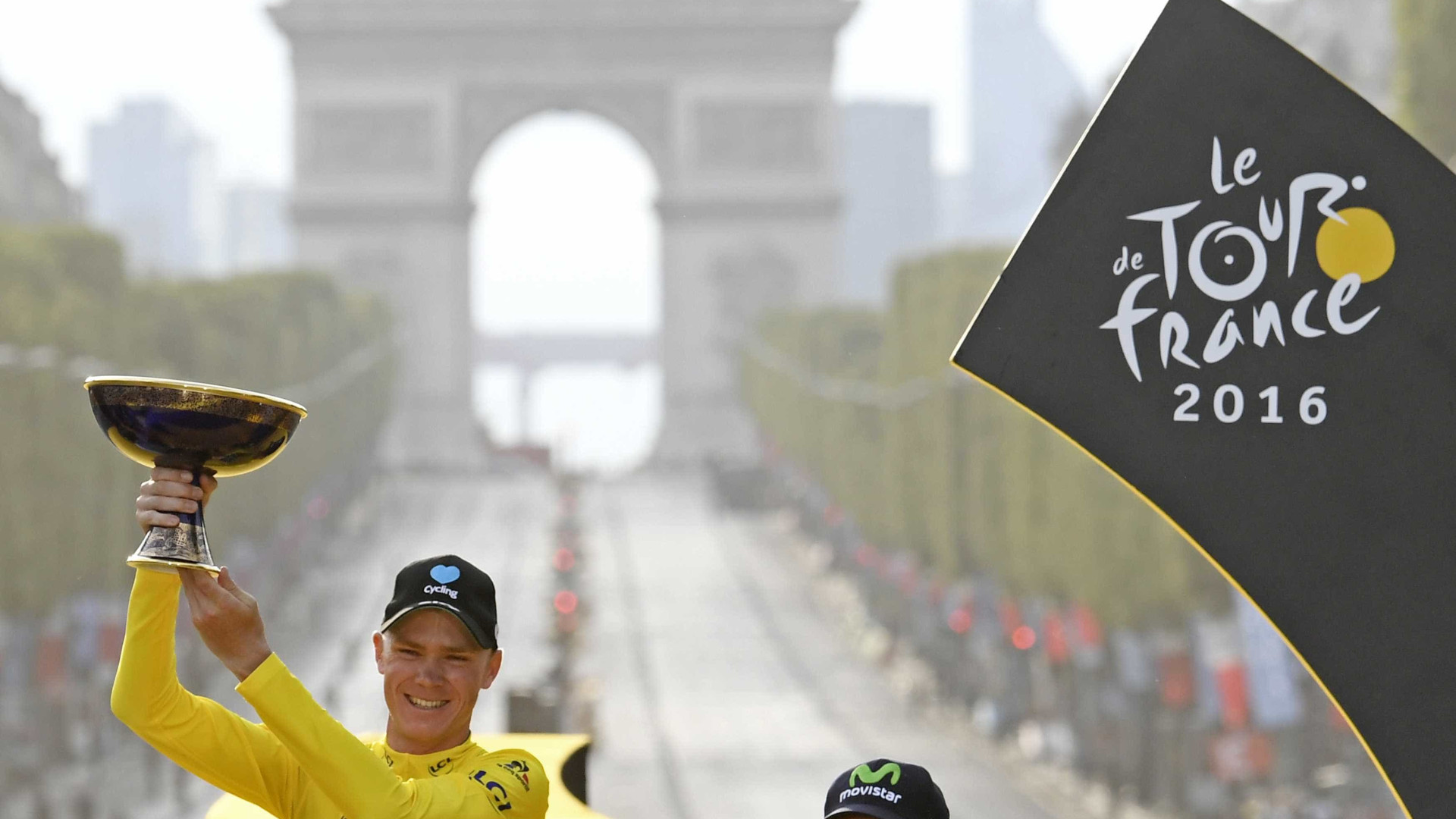 Froome é tri no Tour de France
 e homenageia vítimas de Nice