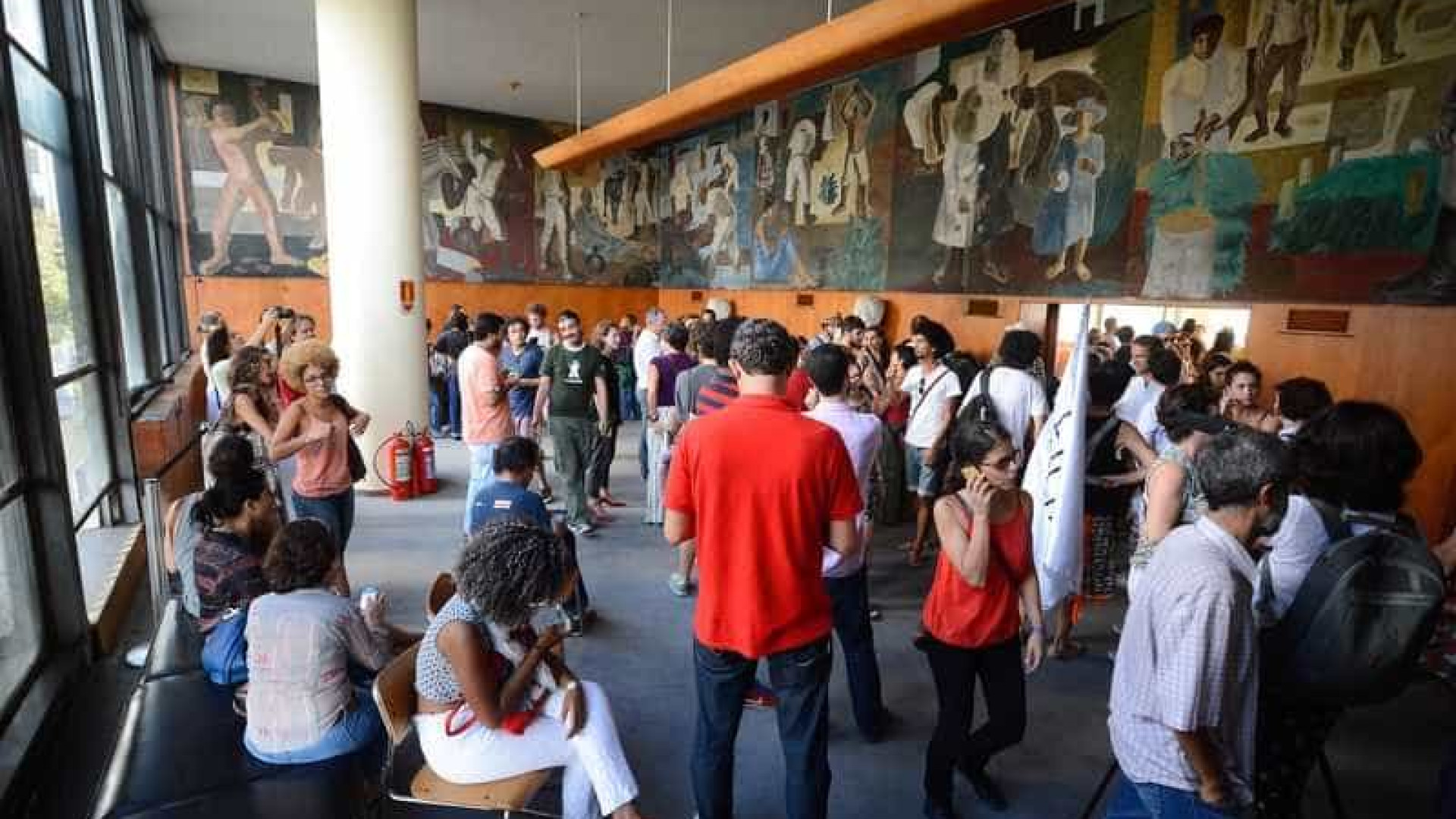 Polícia acaba com protesto contra Temer 
no Palácio Capanema