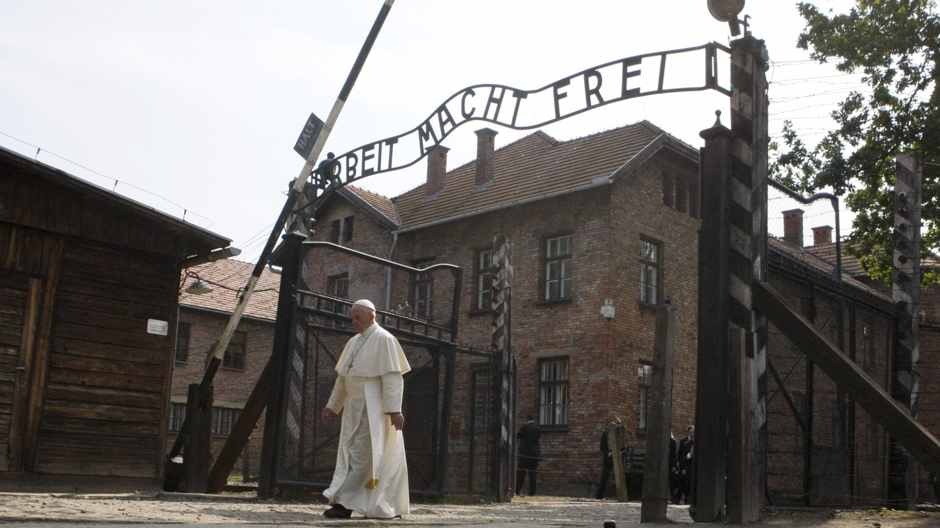 Papa Francisco visita campo de concentração de Auschwitz