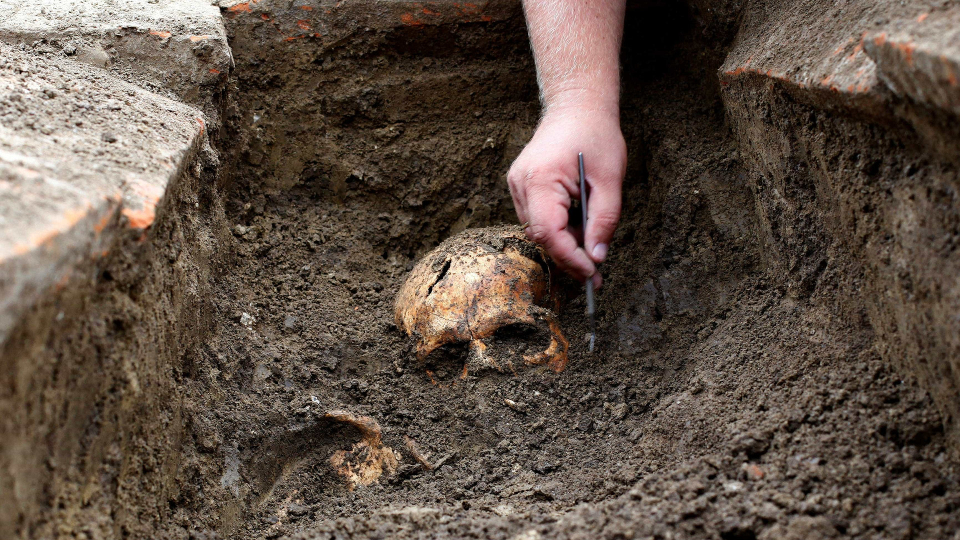Feitiços misteriosos são encontrados 
com esqueletos ancestrais