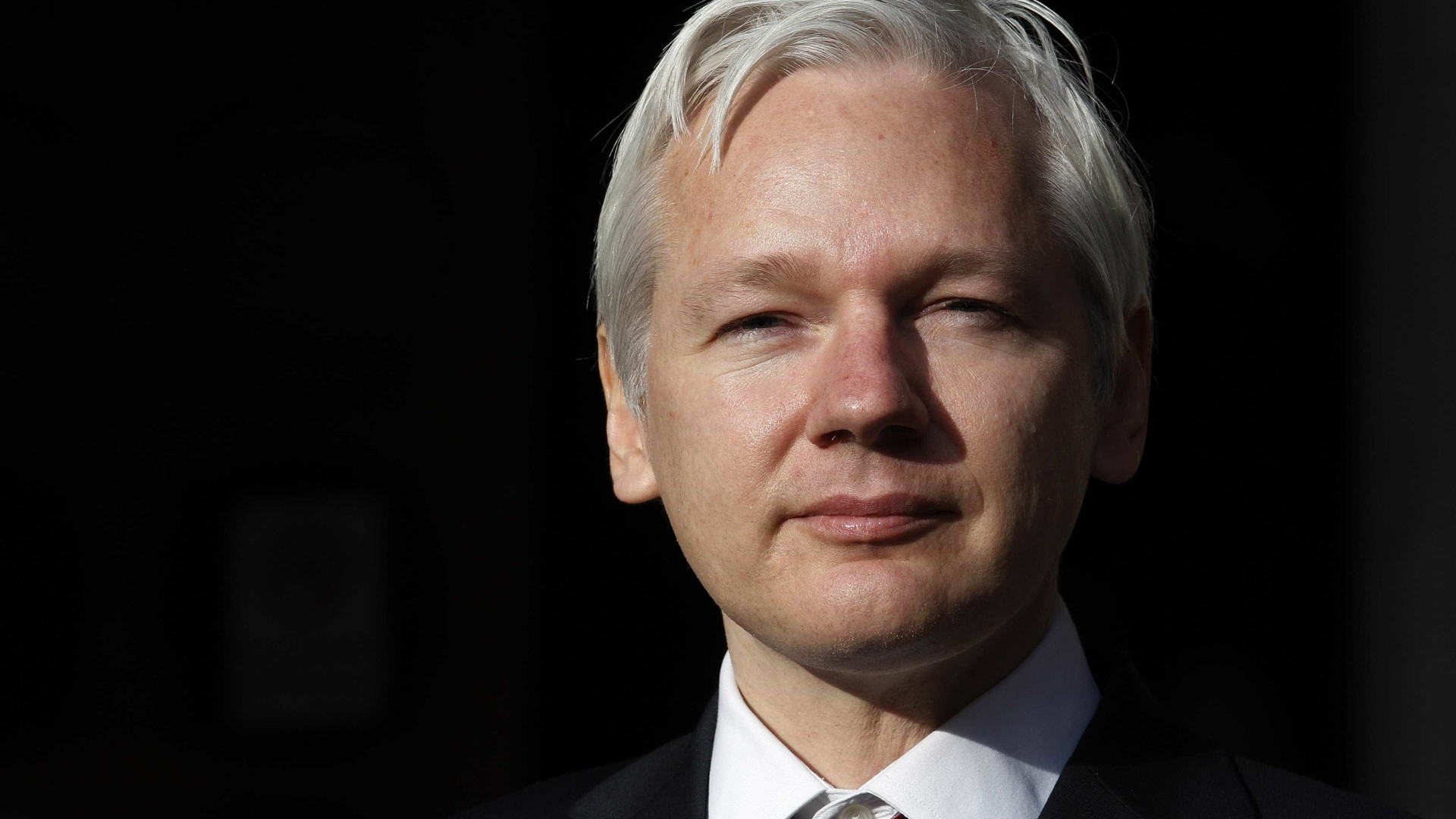 Equador permite que Suécia interrogue Assange na embaixada