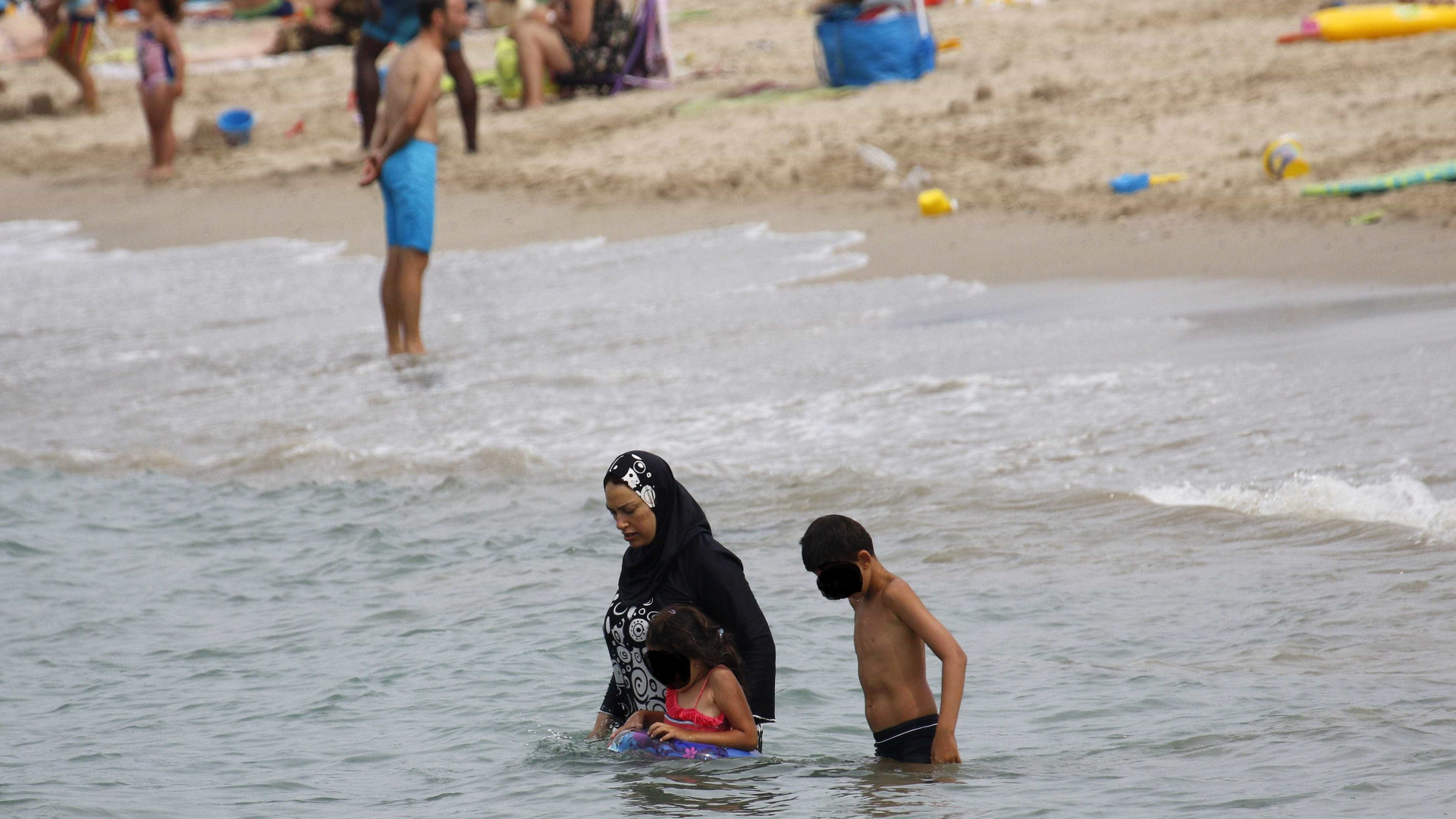Polícia francesa atua em praias contra uso do "burkini"