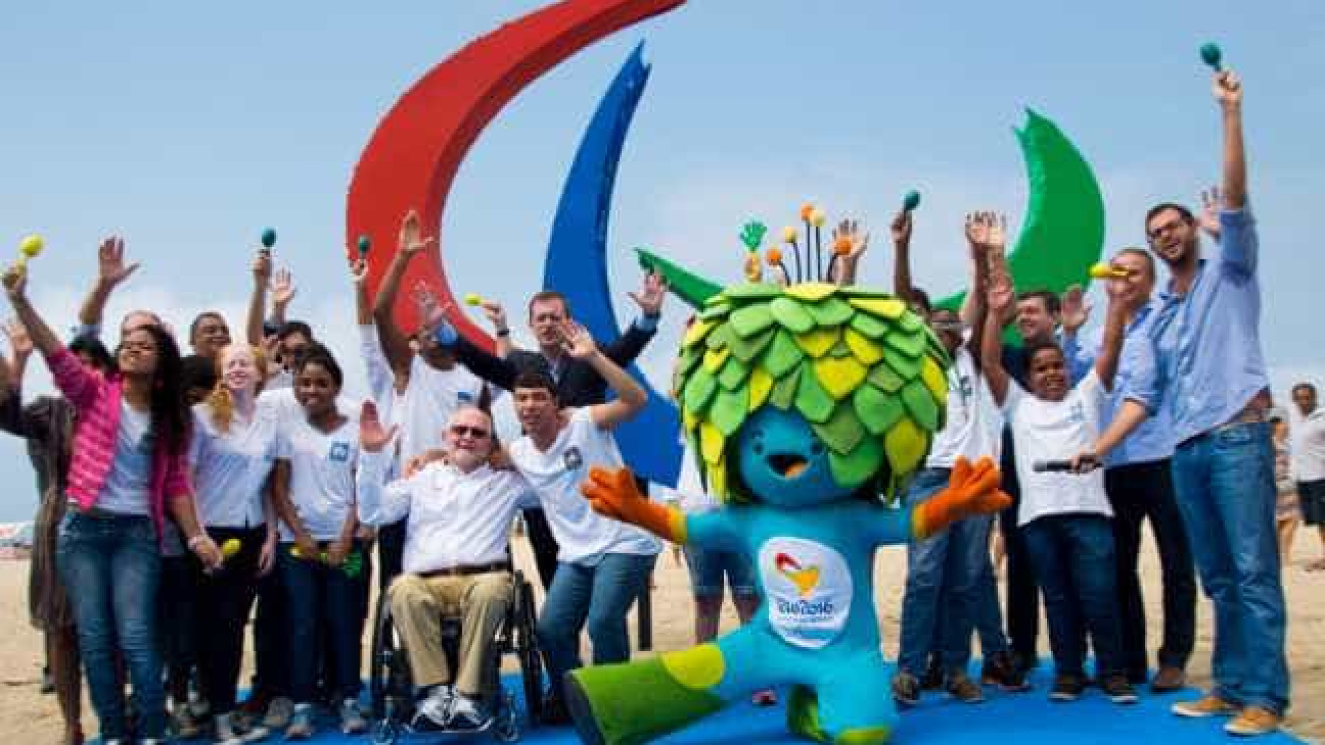 Escultura dos Agitos Paralímpicos é inaugurada em Copacabana