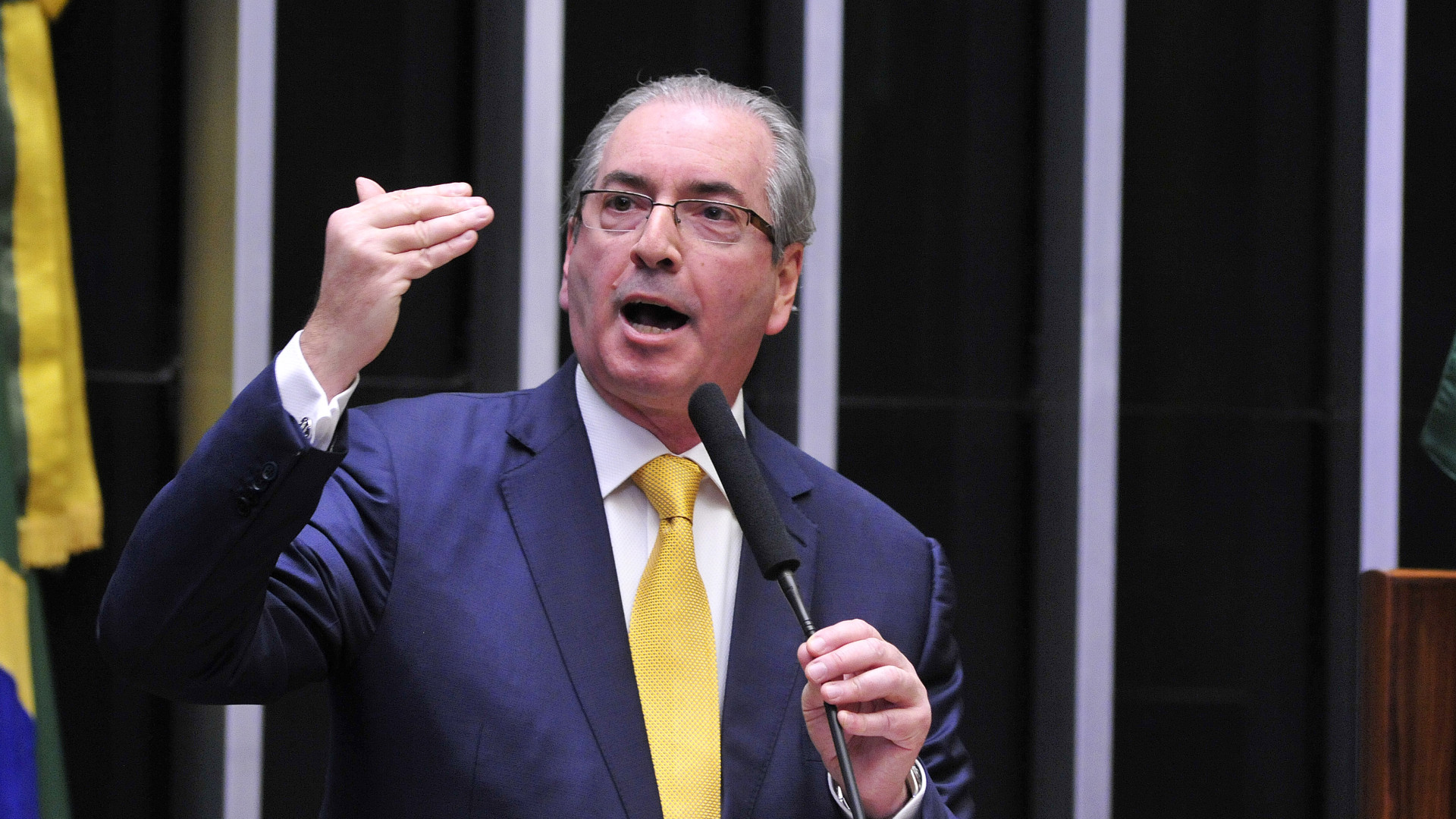 'Me julguem com isenção', chora
Cunha em plenário