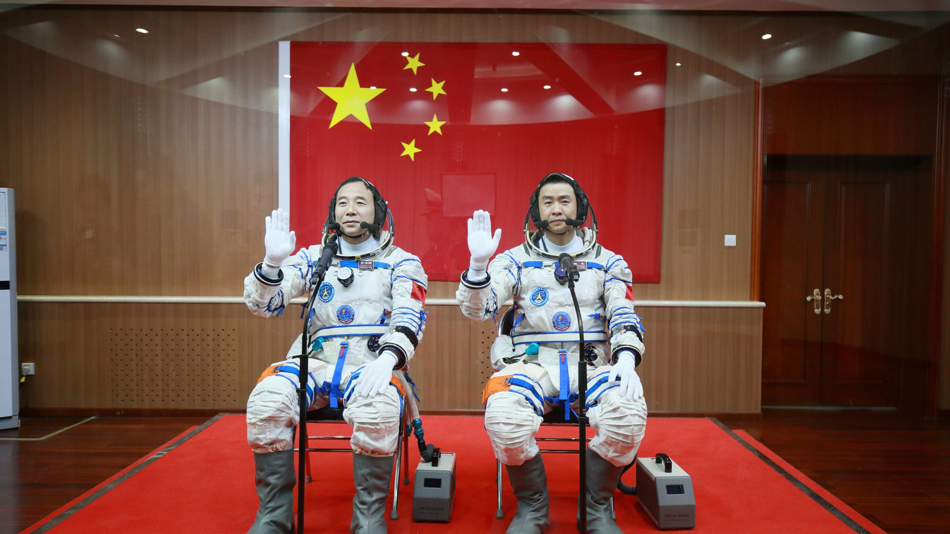 Astronautas chineses chegam a laboratório espacial