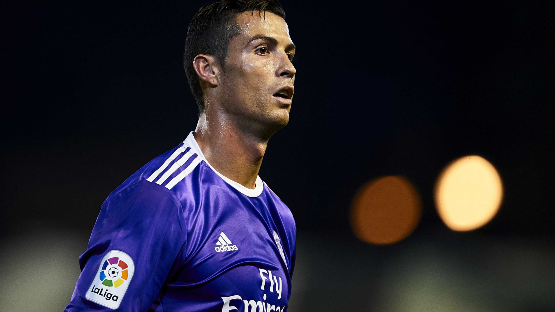 Cristiano Ronaldo causa polêmica ao tomar comprimido durante jogo