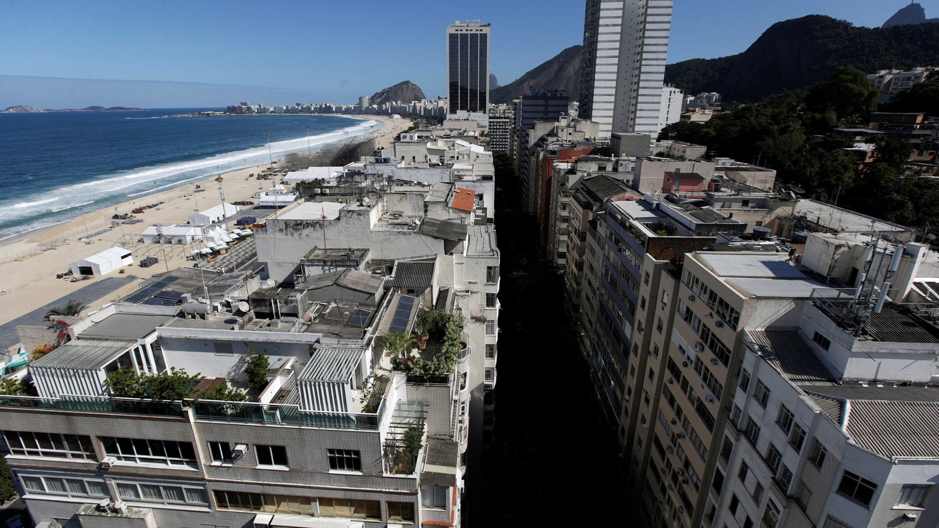Mulher cai de prédio e atinge pedestre
em Copacabana