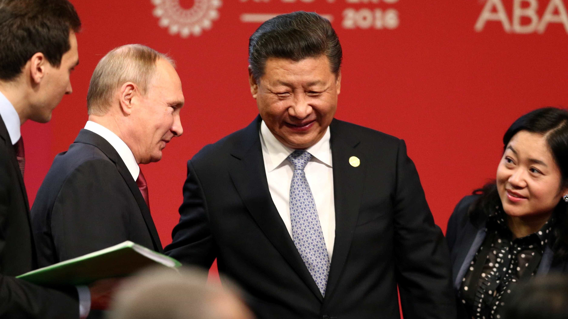 Putin anuncia possível visita à China para 2017