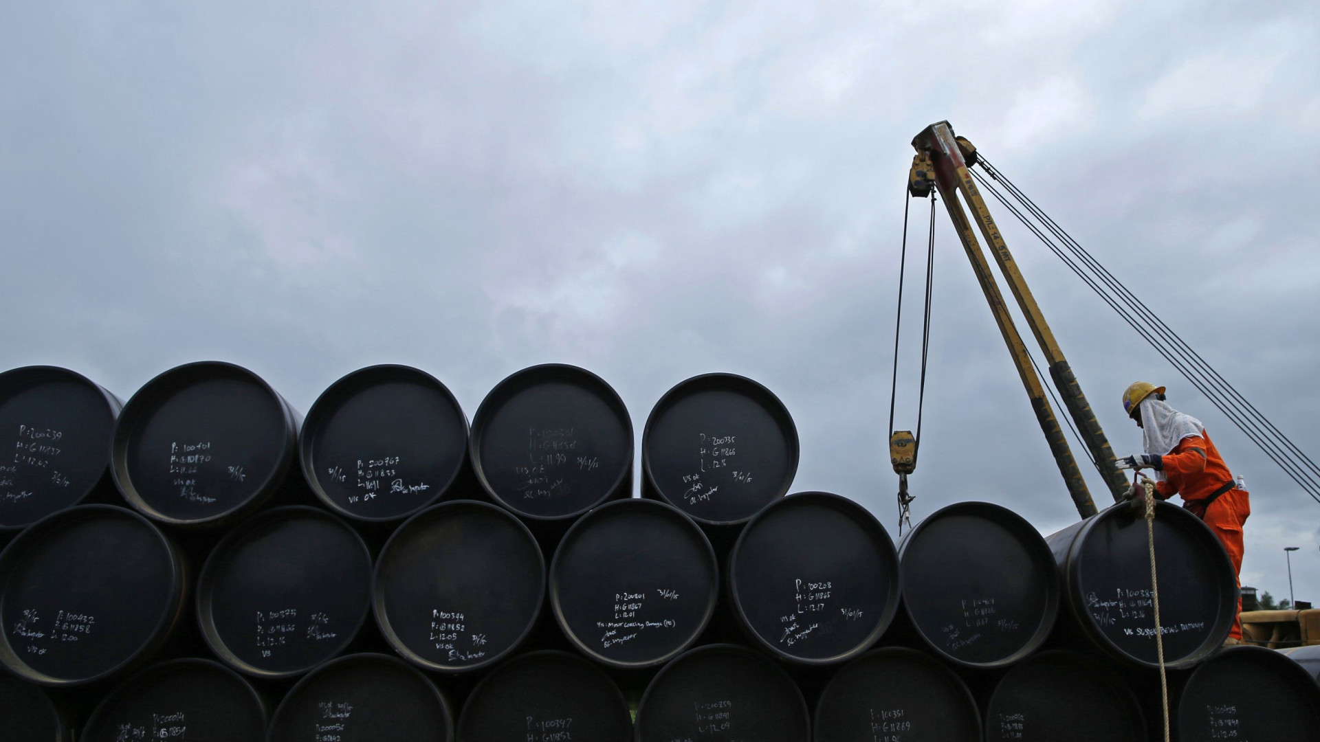 Petróleo: ministro russo sinaliza colaboração 
para diminuir produção