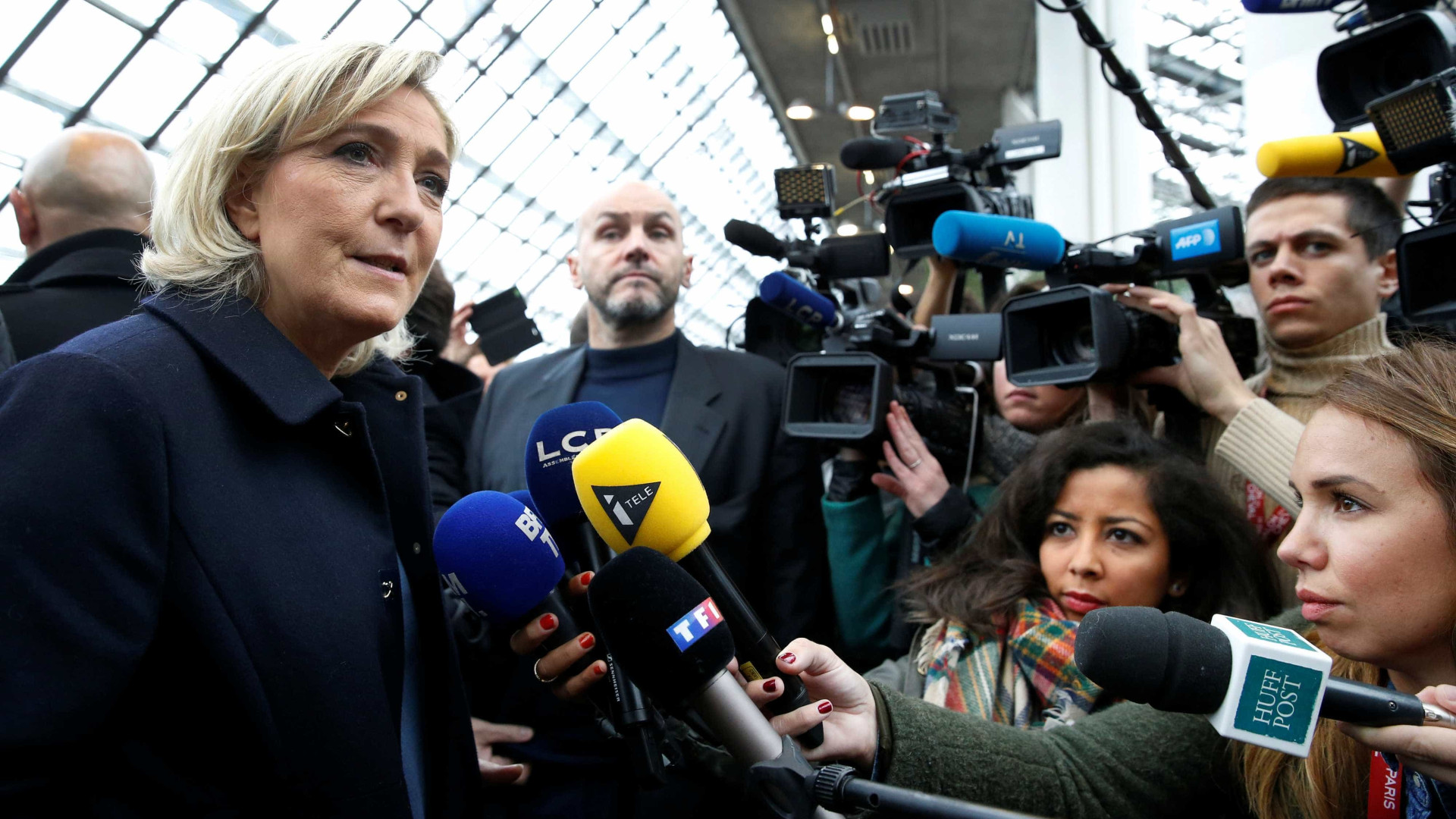 Marine Le Pen quer fim da escola gratuita para clandestinos na França