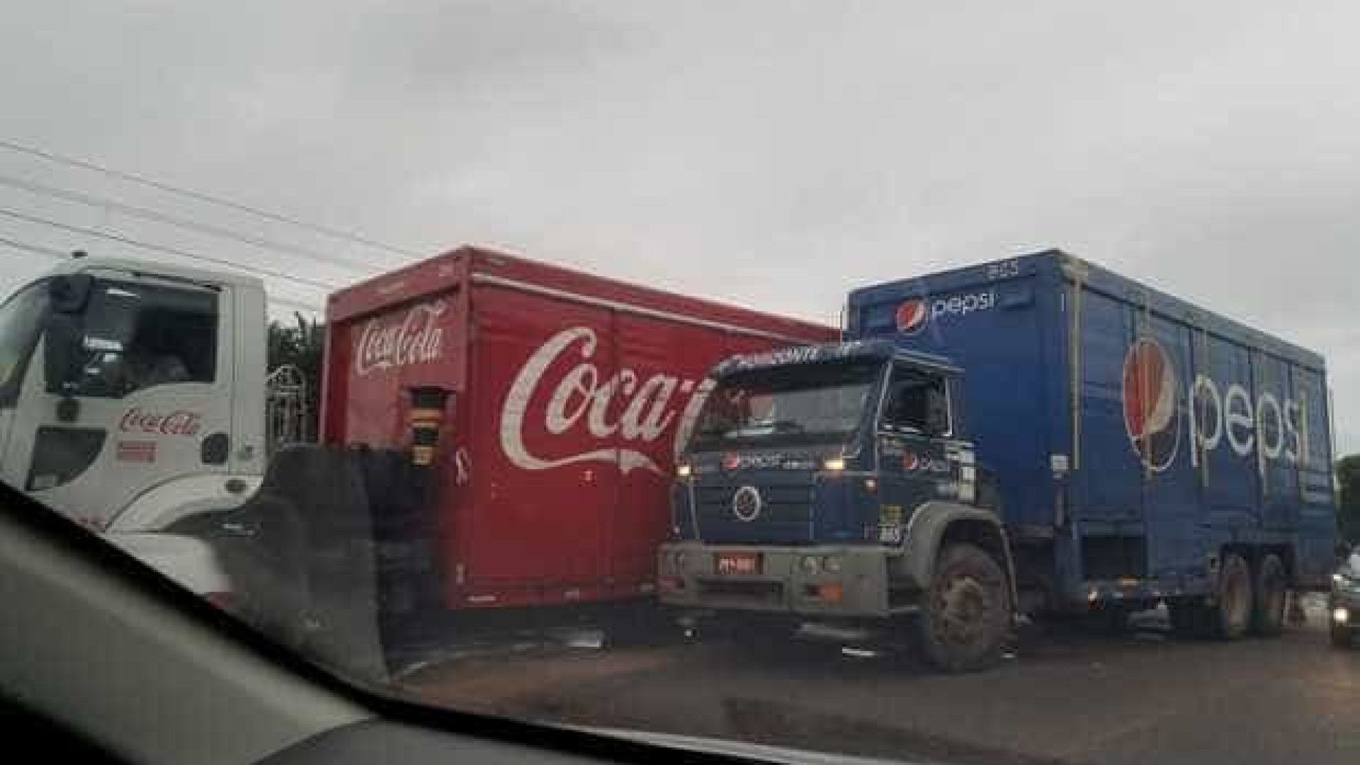Caminhões da Coca-Cola e Pepsi batem um no outro no Pará