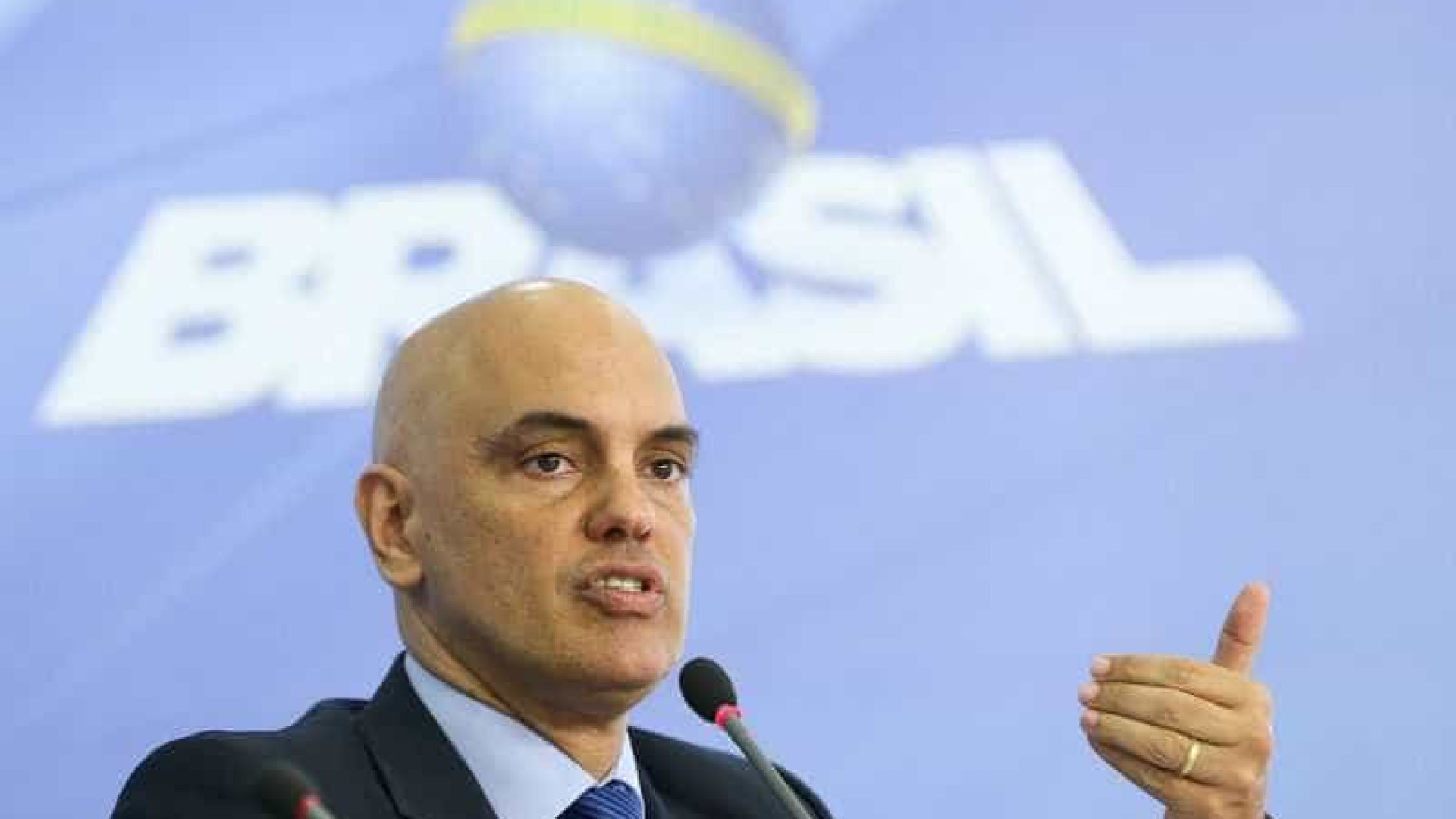 Advogados e políticos pedem renúncia 
de Alexandre de Moraes