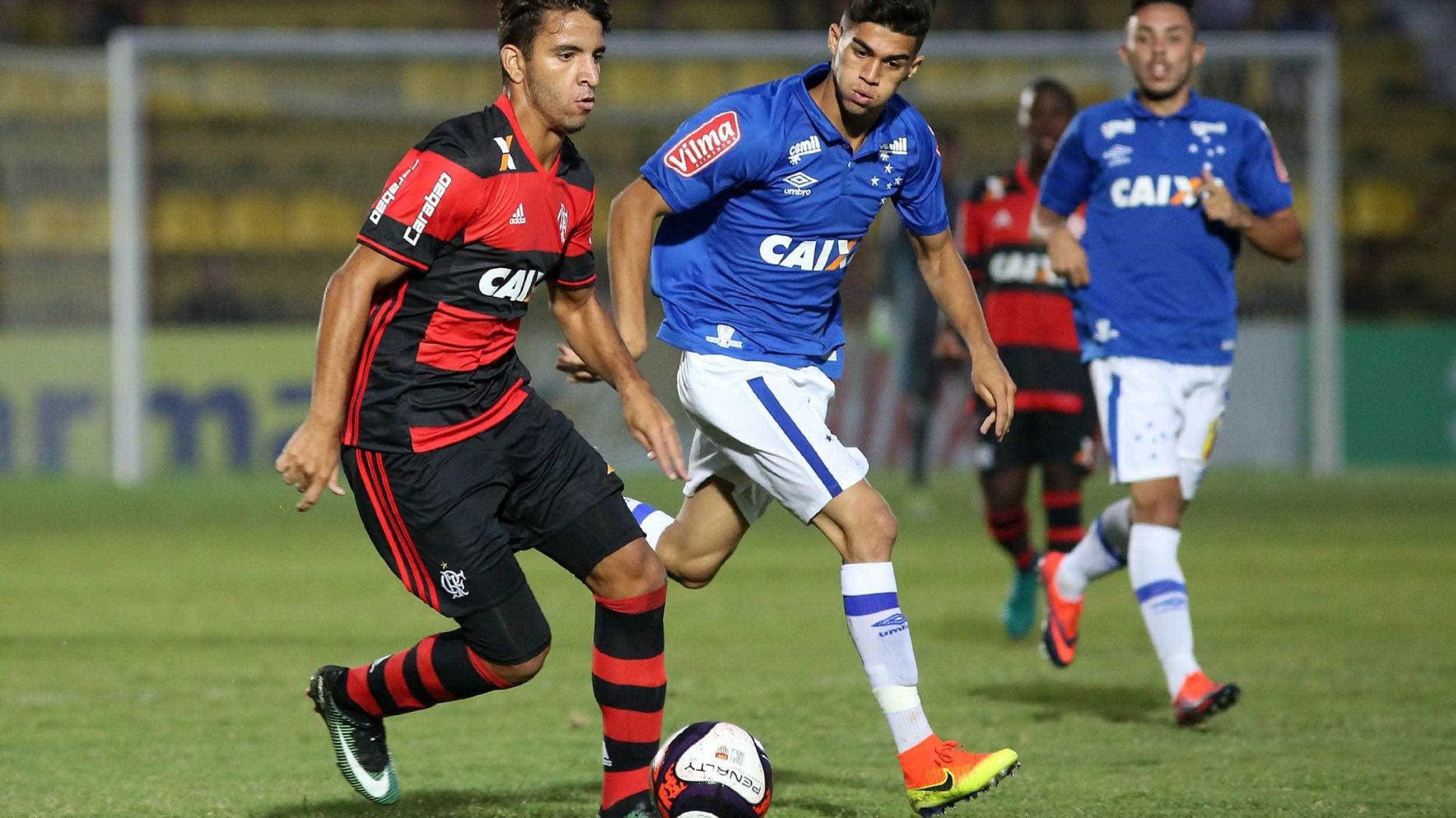 Fla marca no fim, vence Cruzeiro e pegará Corinthians ou Inter