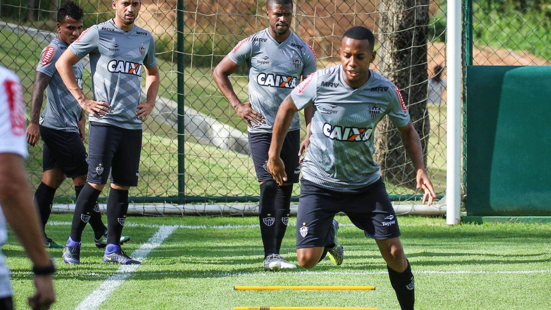 Robinho reclama de notícias sobre volta ao Santos: 'Foco é Atlético'