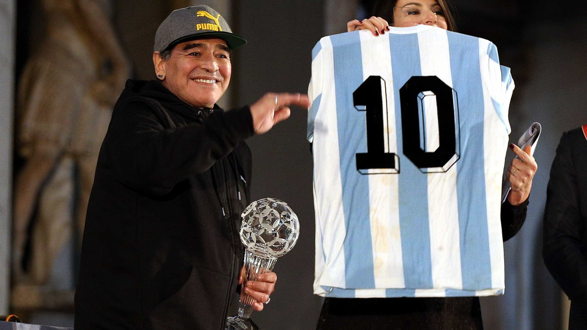 Na Itália, Maradona volta a alfinetar Pelé: 'Sempre o segundo'