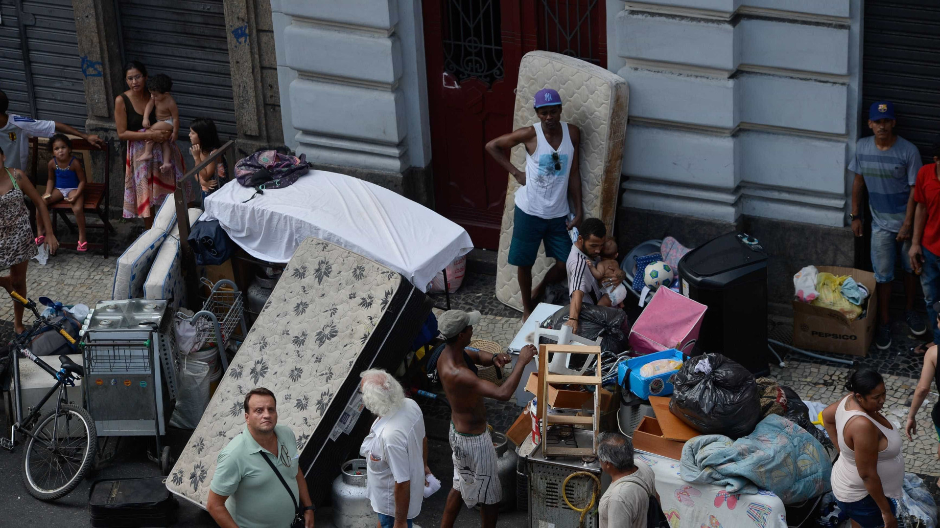 Moradores deixam prédio ocupado
há um ano no centro do Rio