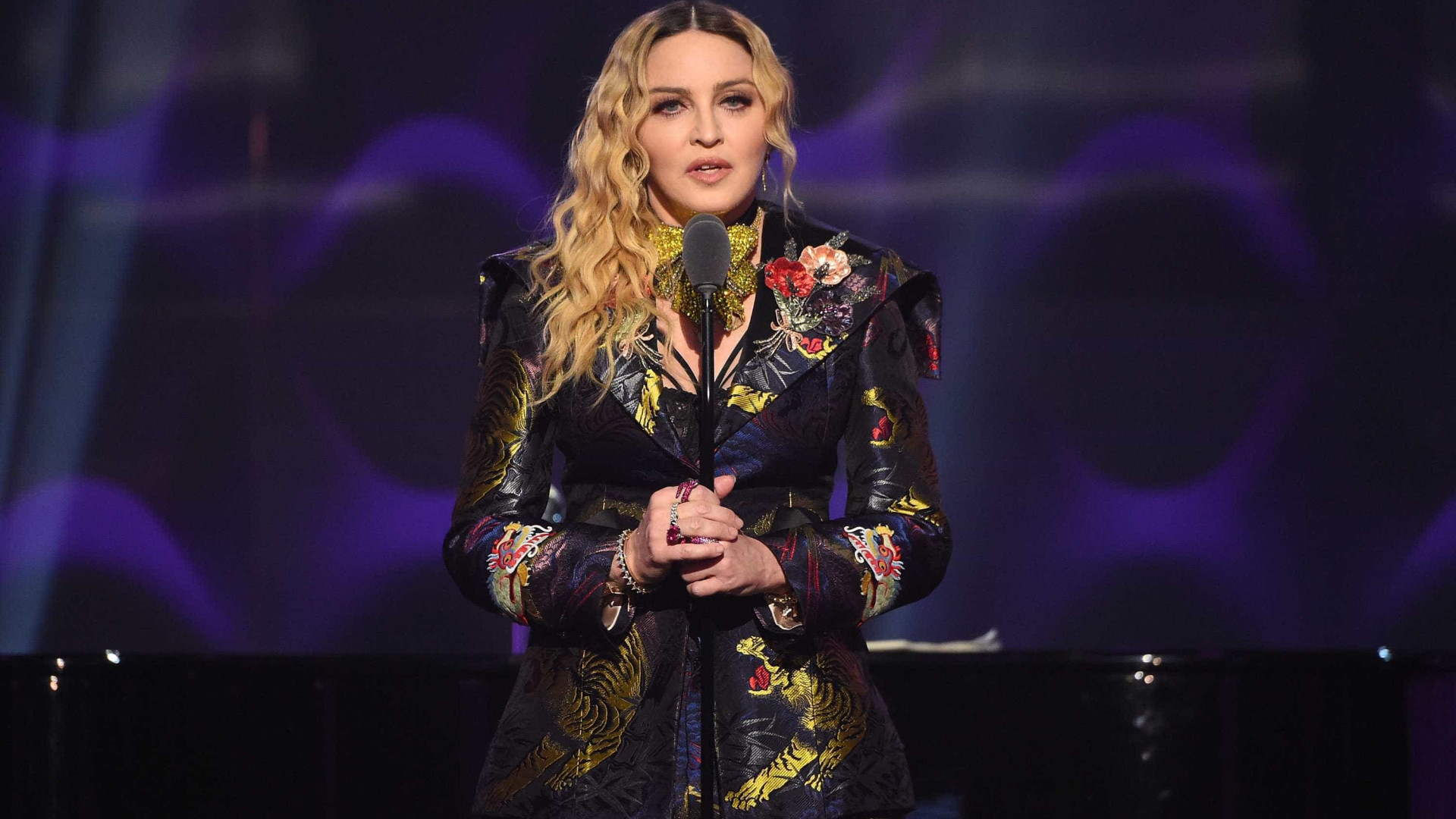 Madonna consegue permissão para 
adotar duas crianças na África