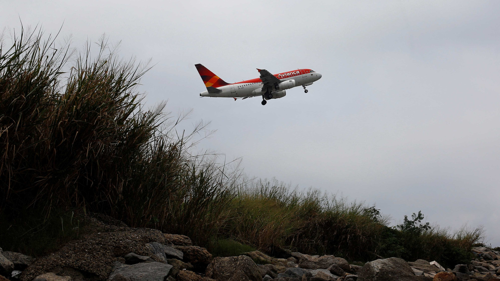 Avião faz pouso de emergência em Guarulhos