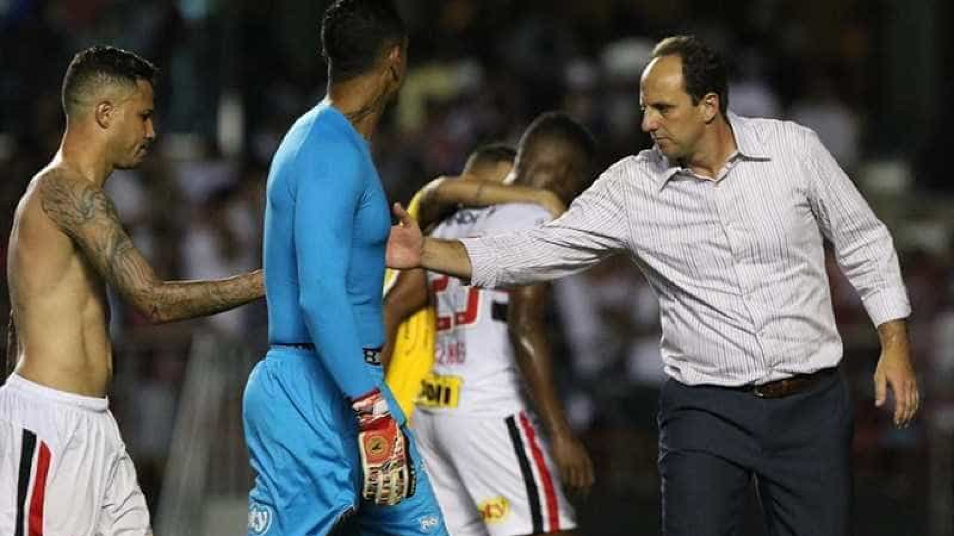 Cícero marca três gols, São Paulo vence 
e avança na Copa do Brasil