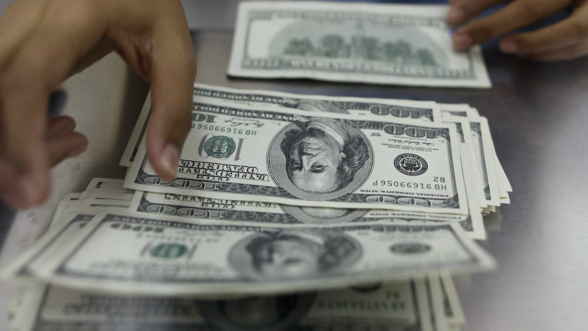 Dólar cai para R$ 5,10 e fecha no menor valor desde novembro