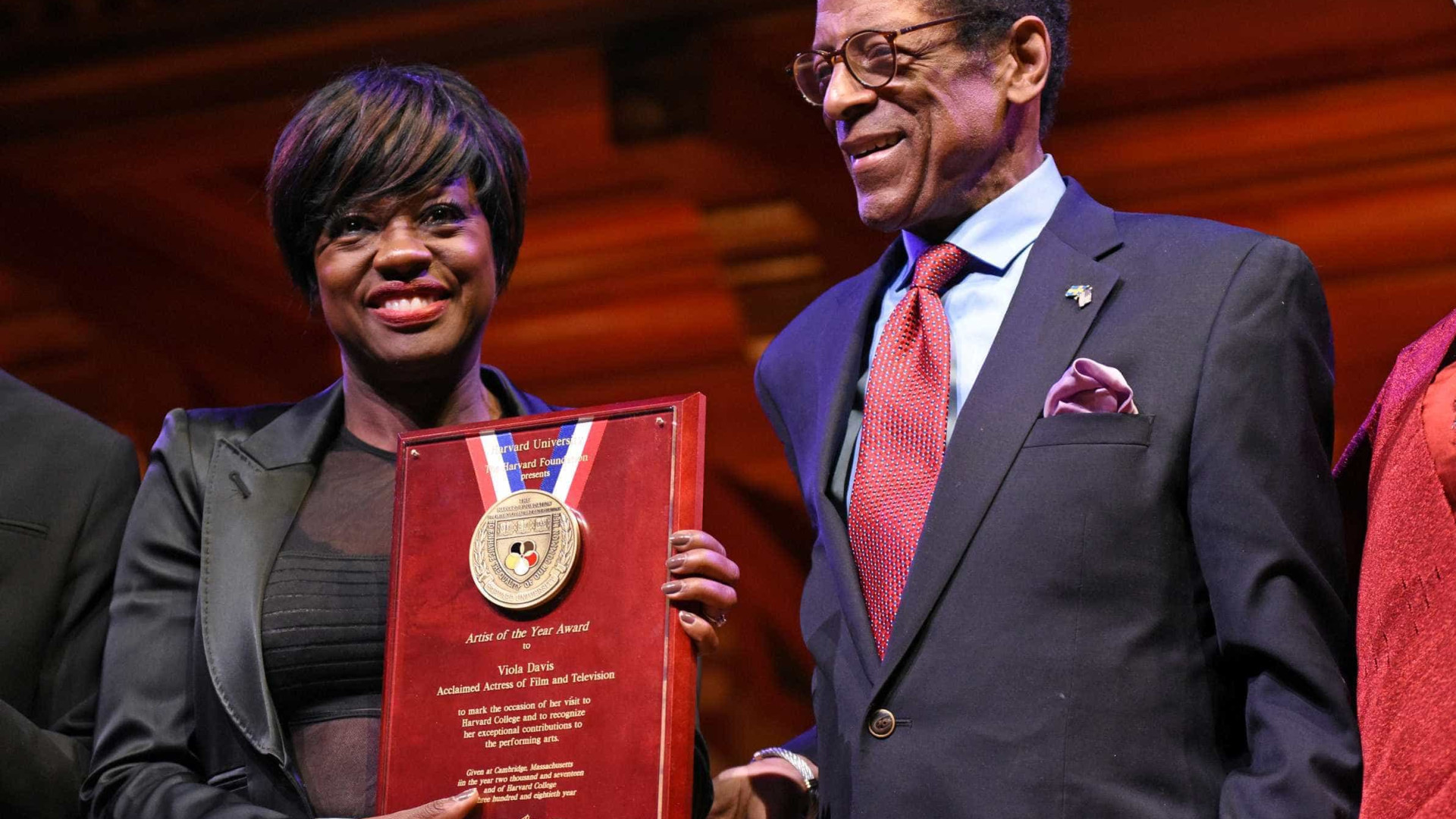 Ganhadora do Oscar Viola Davis 
recebe medalha de Harvard