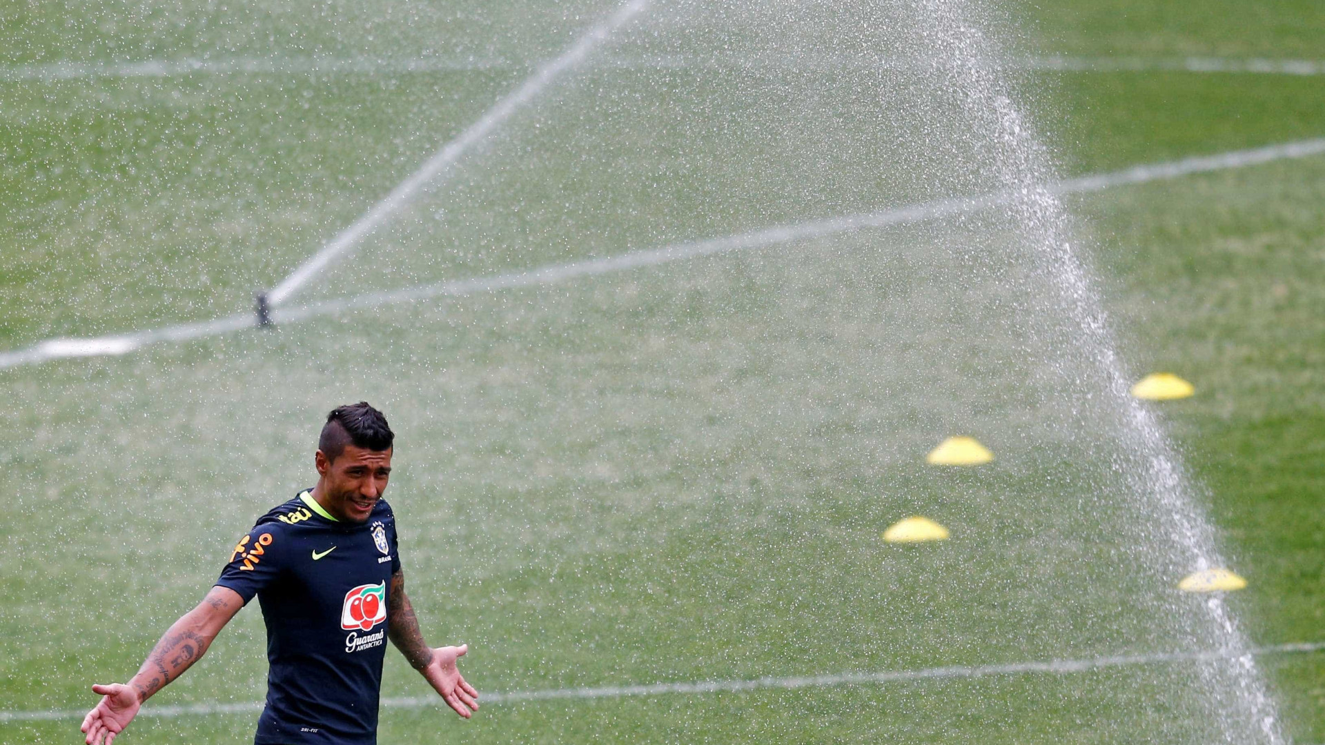 Paulinho faz golaço em treino da seleção na Arena Corinthians; veja