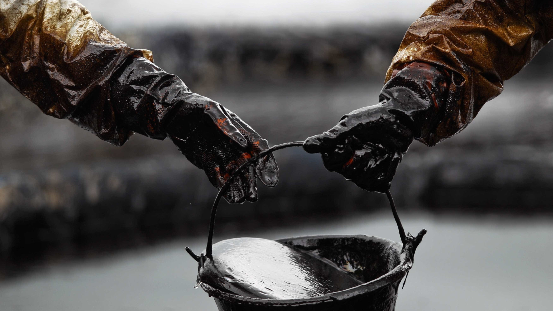 Petróleo opera em alta à espera
 de dado de estoques nos EUA