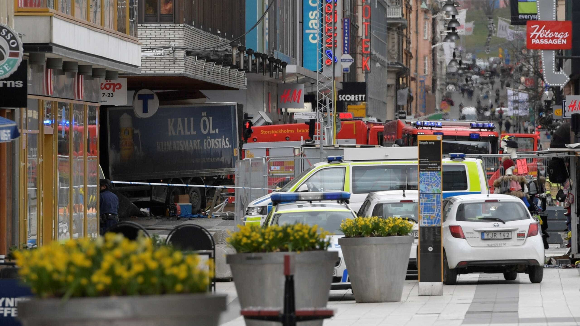 Caminhão avança contra multidão no centro de Estocolmo; há mortos