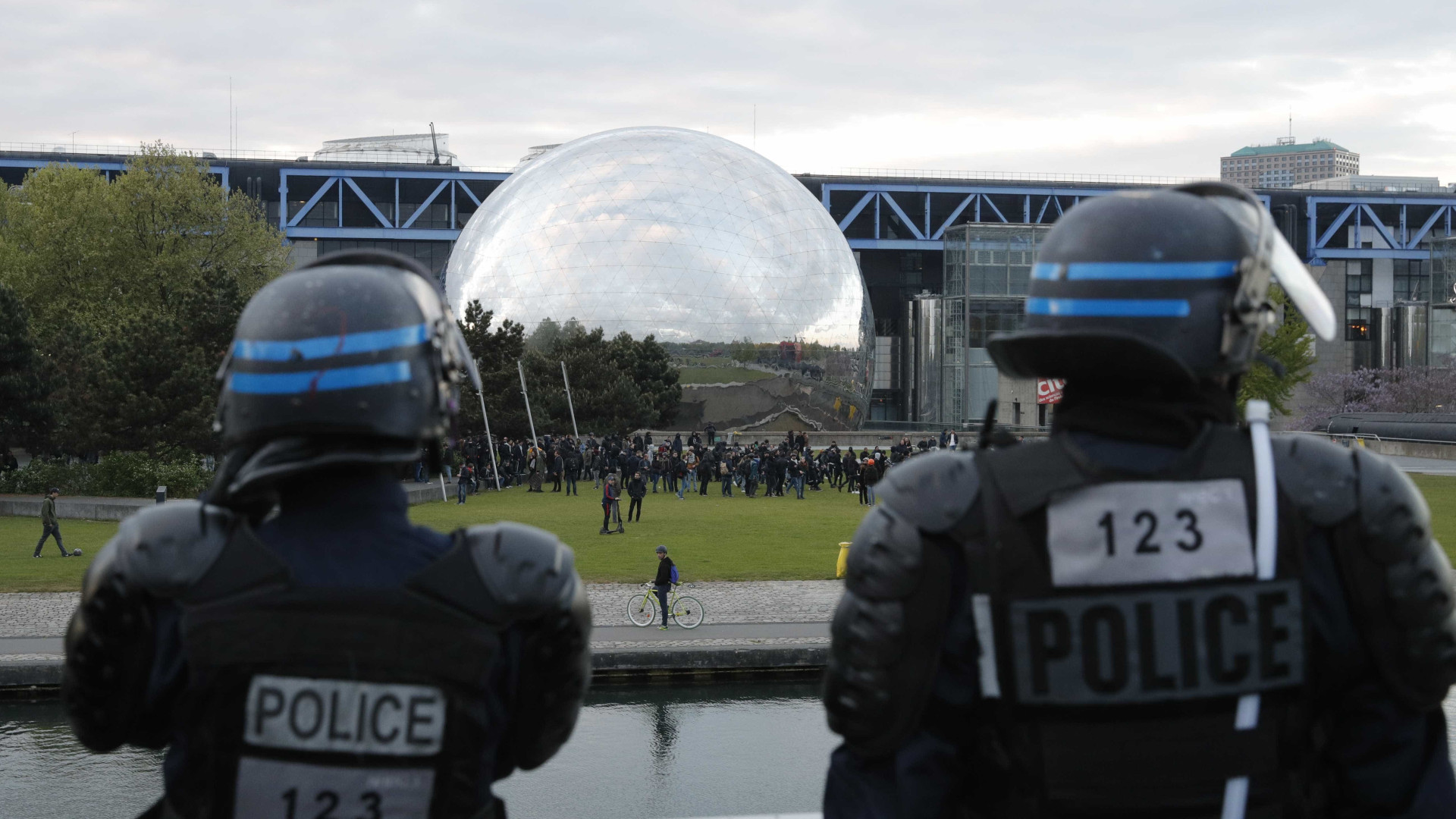 França prende terroristas e eleva alerta para eleições