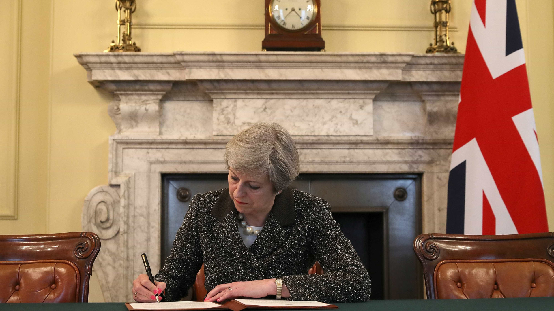 Primeira-ministra britânica assina
 carta que dá início ao 'brexit'
