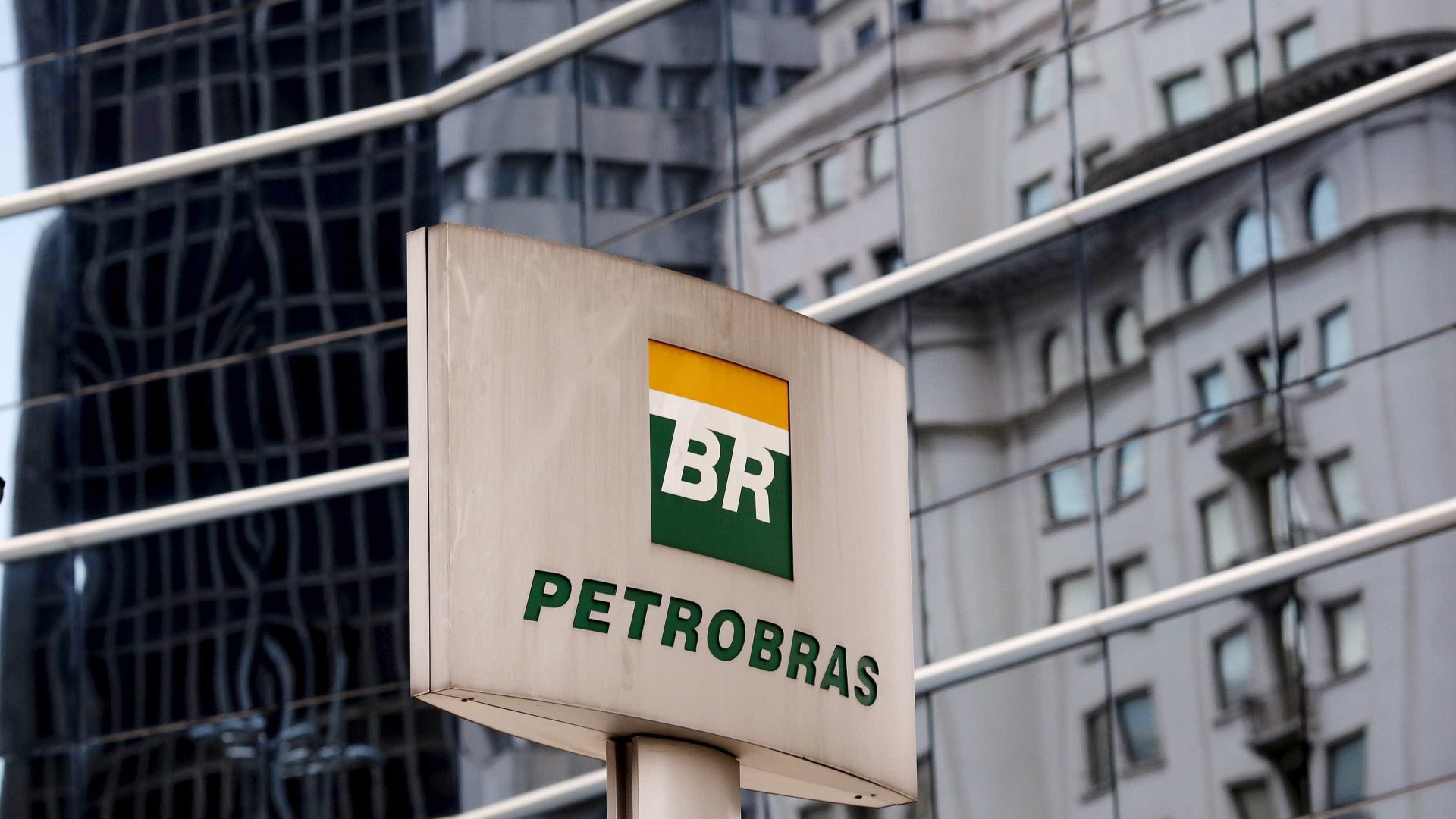 Operação busca prender 11 suspeitos de
furtar dutos da Petrobras no Rio