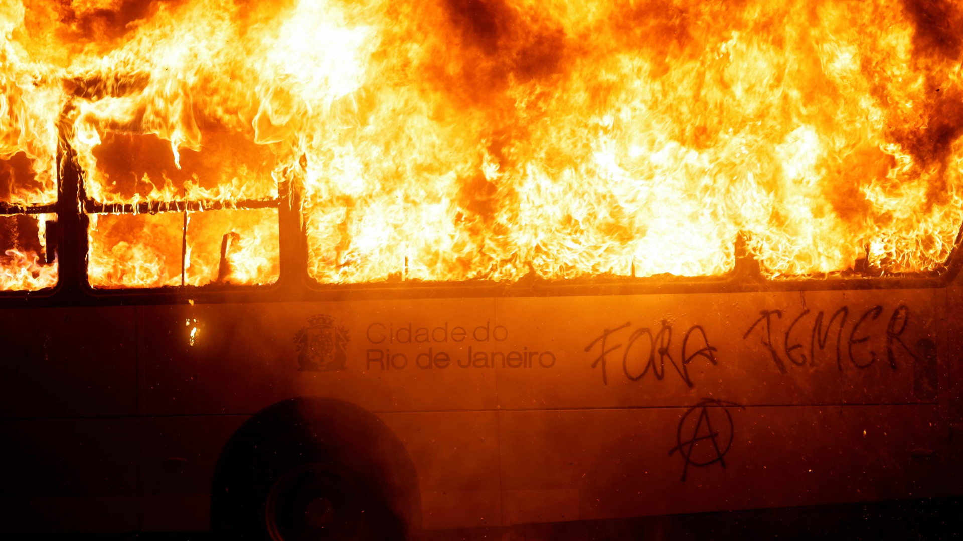 Pelo menos nove ônibus são incendiados no Rio