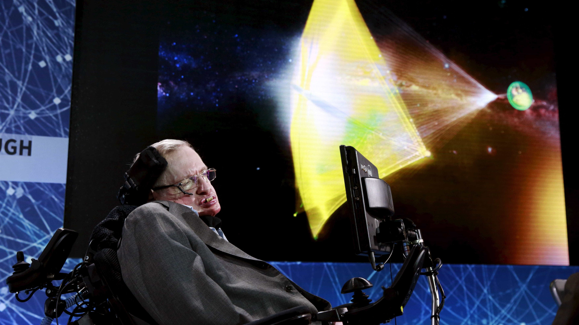Seres humanos devem deixar planeta 
terra em cem anos, diz Hawking