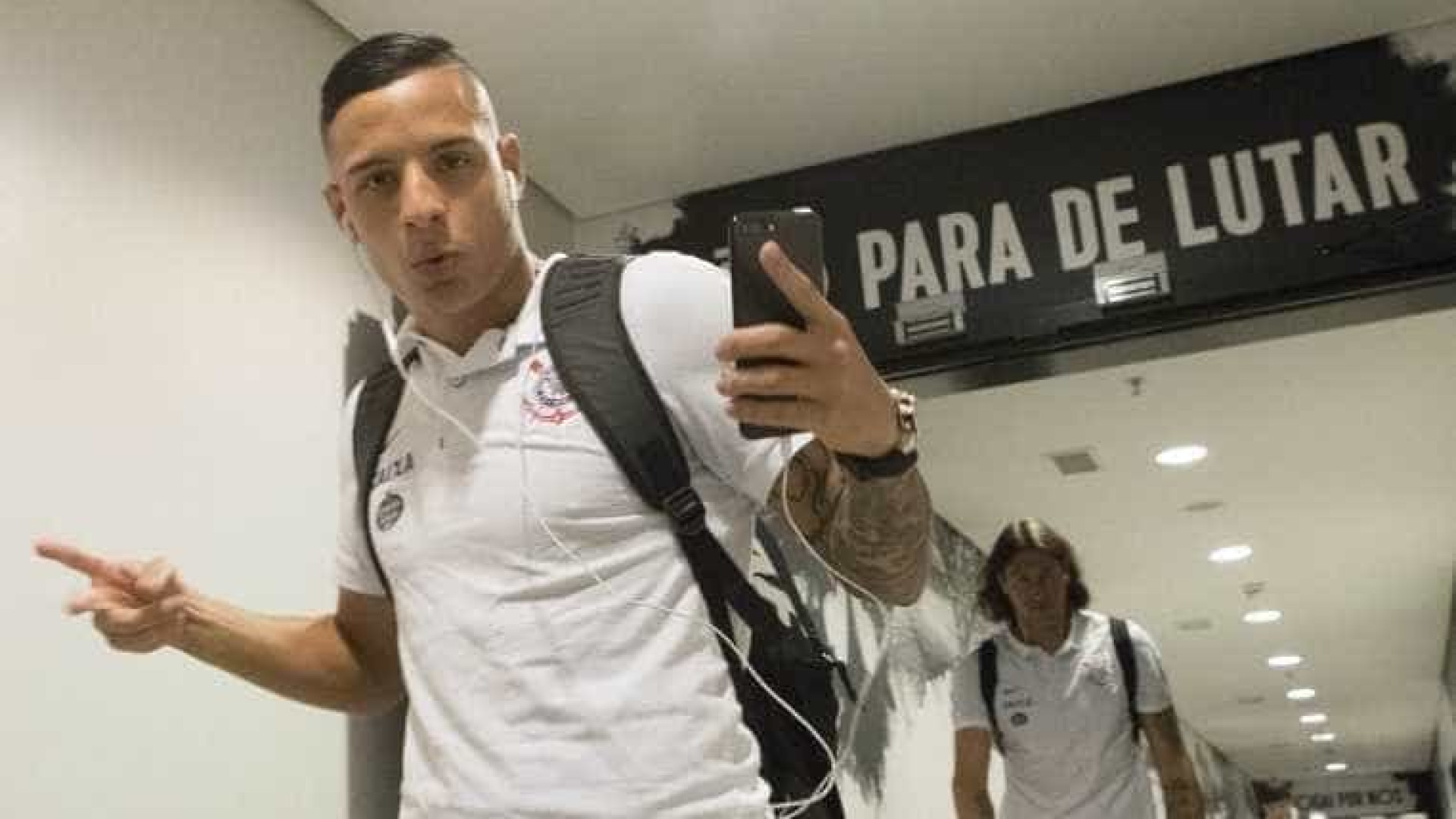 Sevilla procura agentes de Arana e deixa Corinthians em alerta